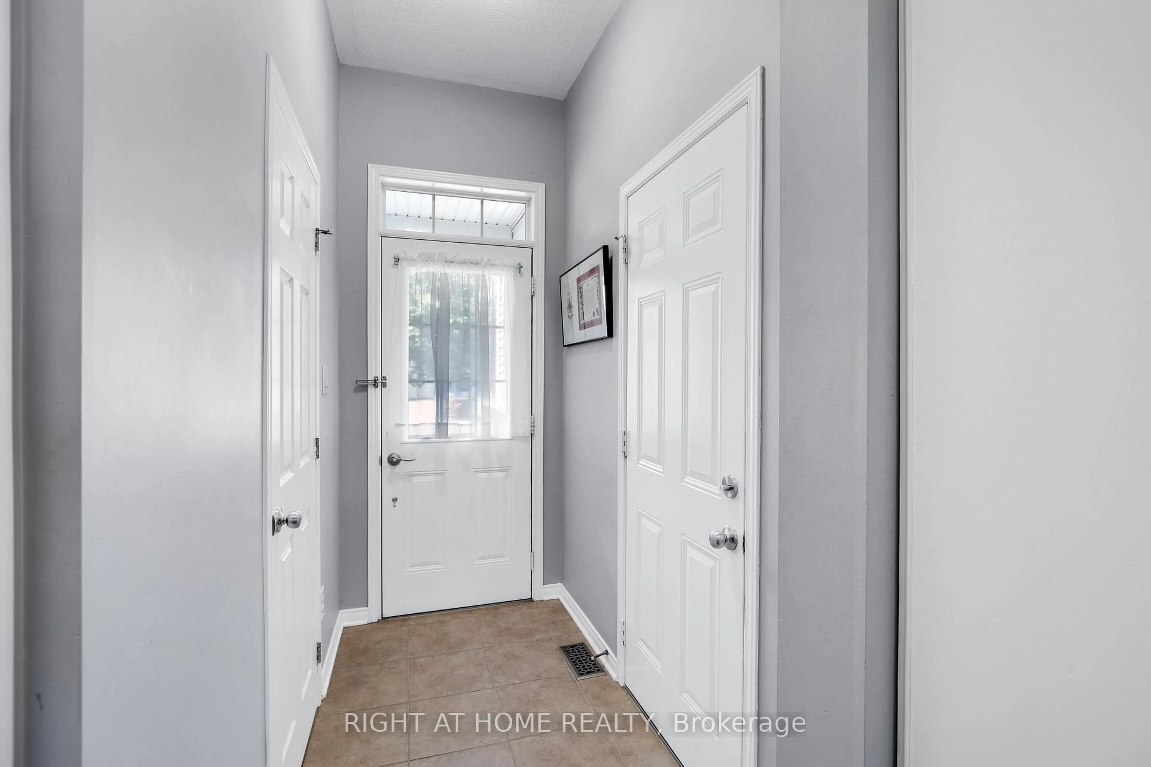 Indoor entryway for 577 Ashbourne Cres, Ottawa Ontario K2J 0P5
