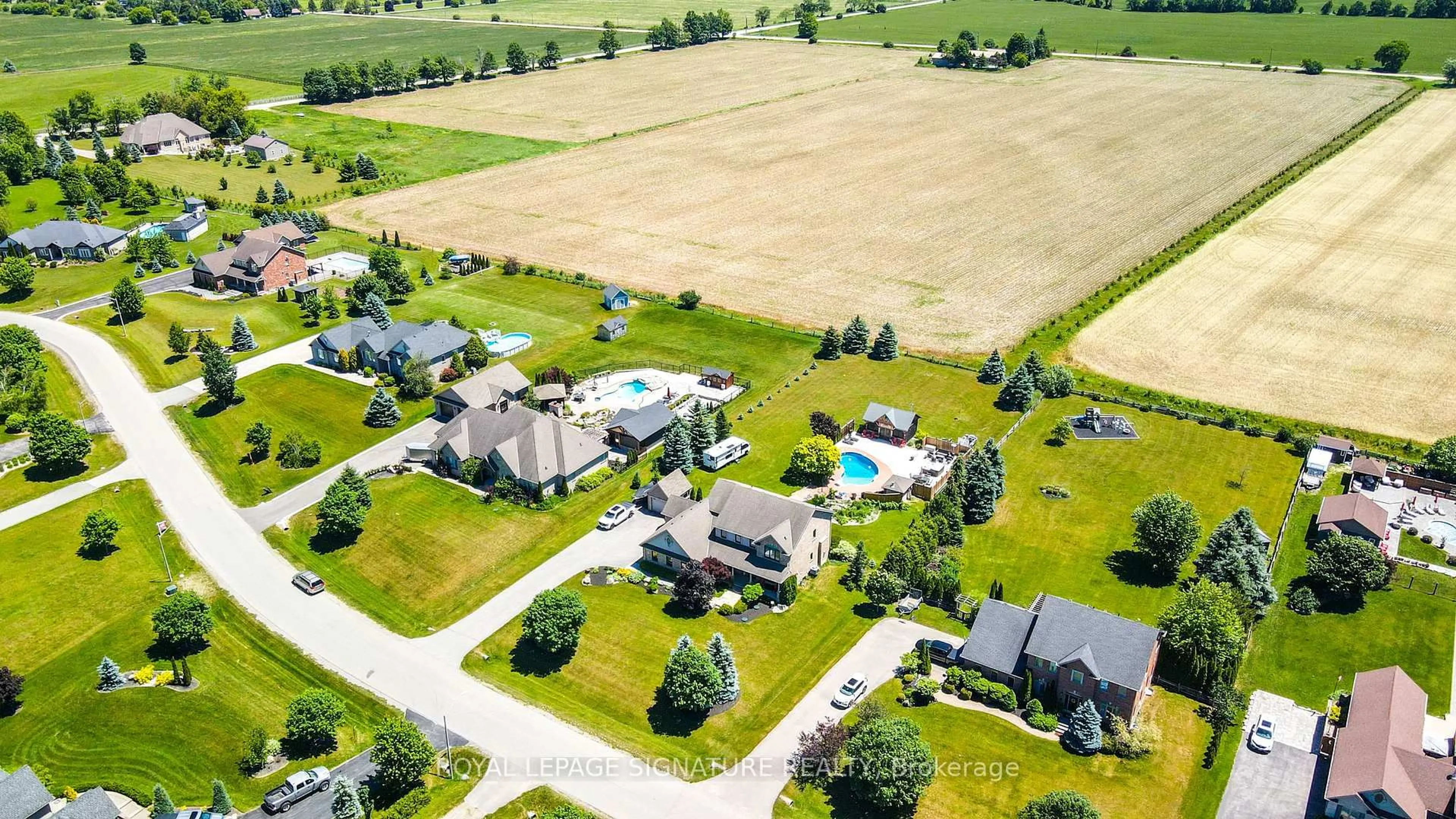 A pic from outside/outdoor area/front of a property/back of a property/a pic from drone, street for 27 Leenders Lane, Erin Ontario N0B 1T0