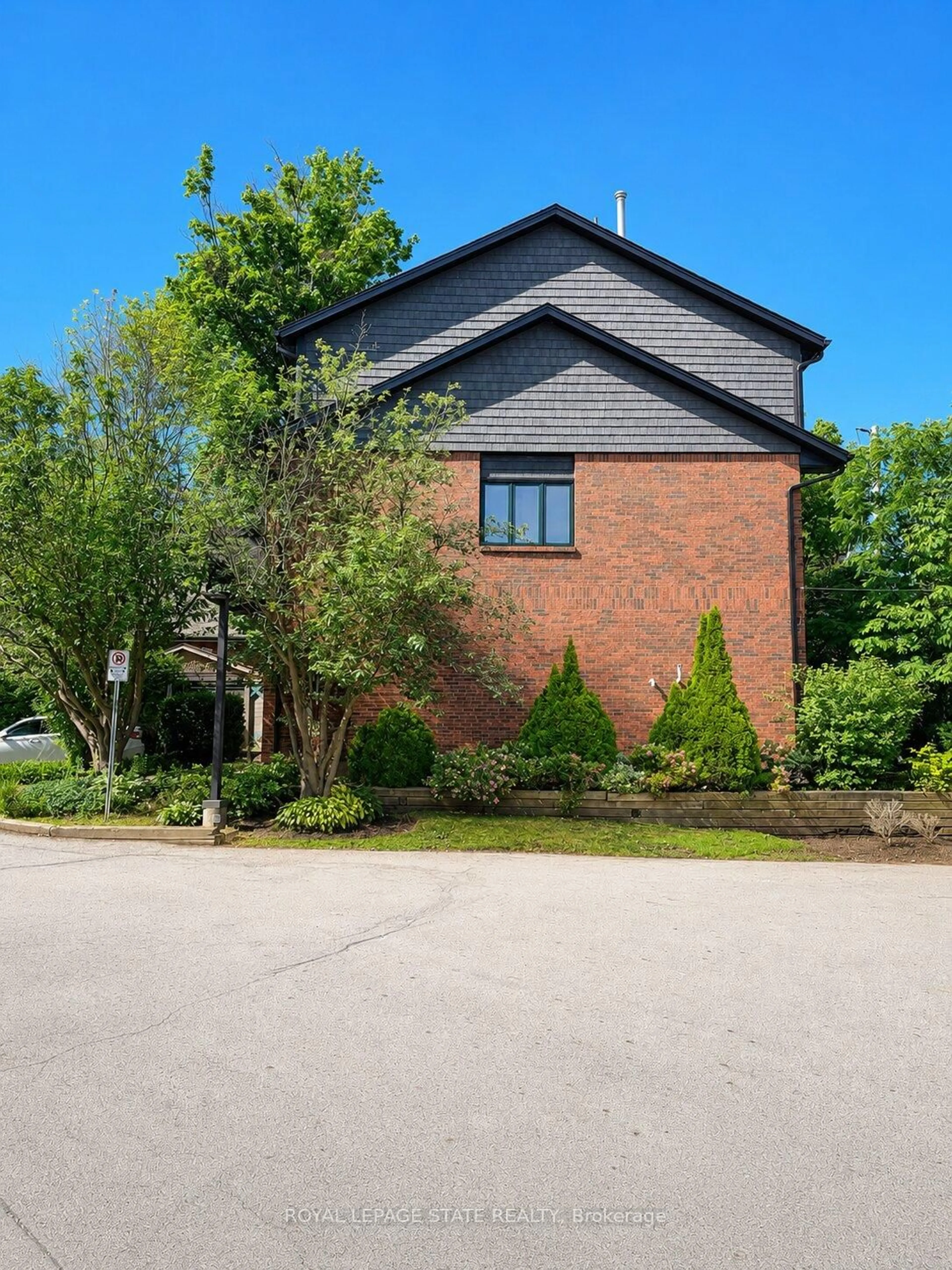 Home with brick exterior material, building for 1983 Main St #15, Hamilton Ontario L8S 4R3