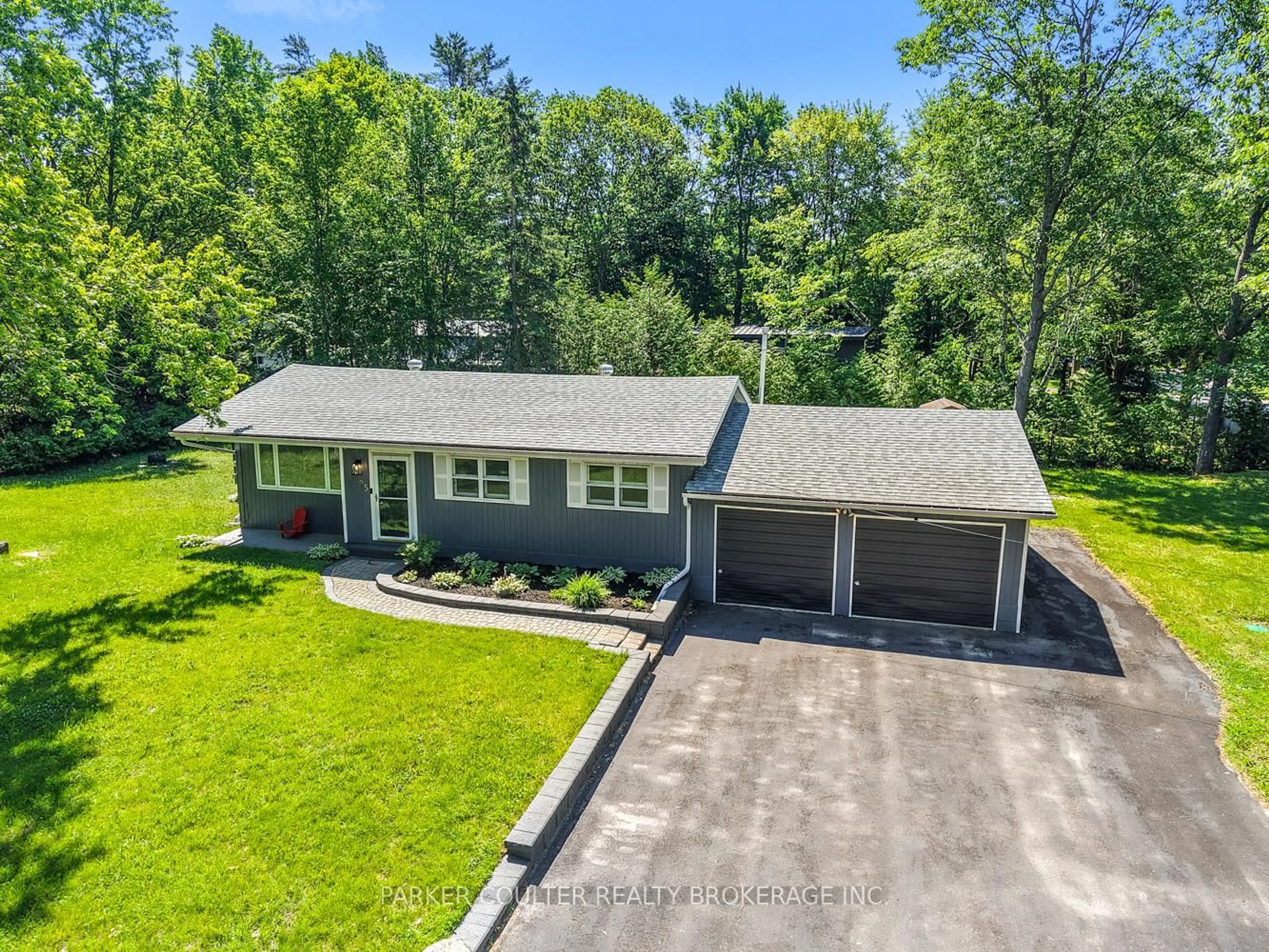 A pic from outside/outdoor area/front of a property/back of a property/a pic from drone, street for 85 Evans Ave, Gravenhurst Ontario P1P 1A6