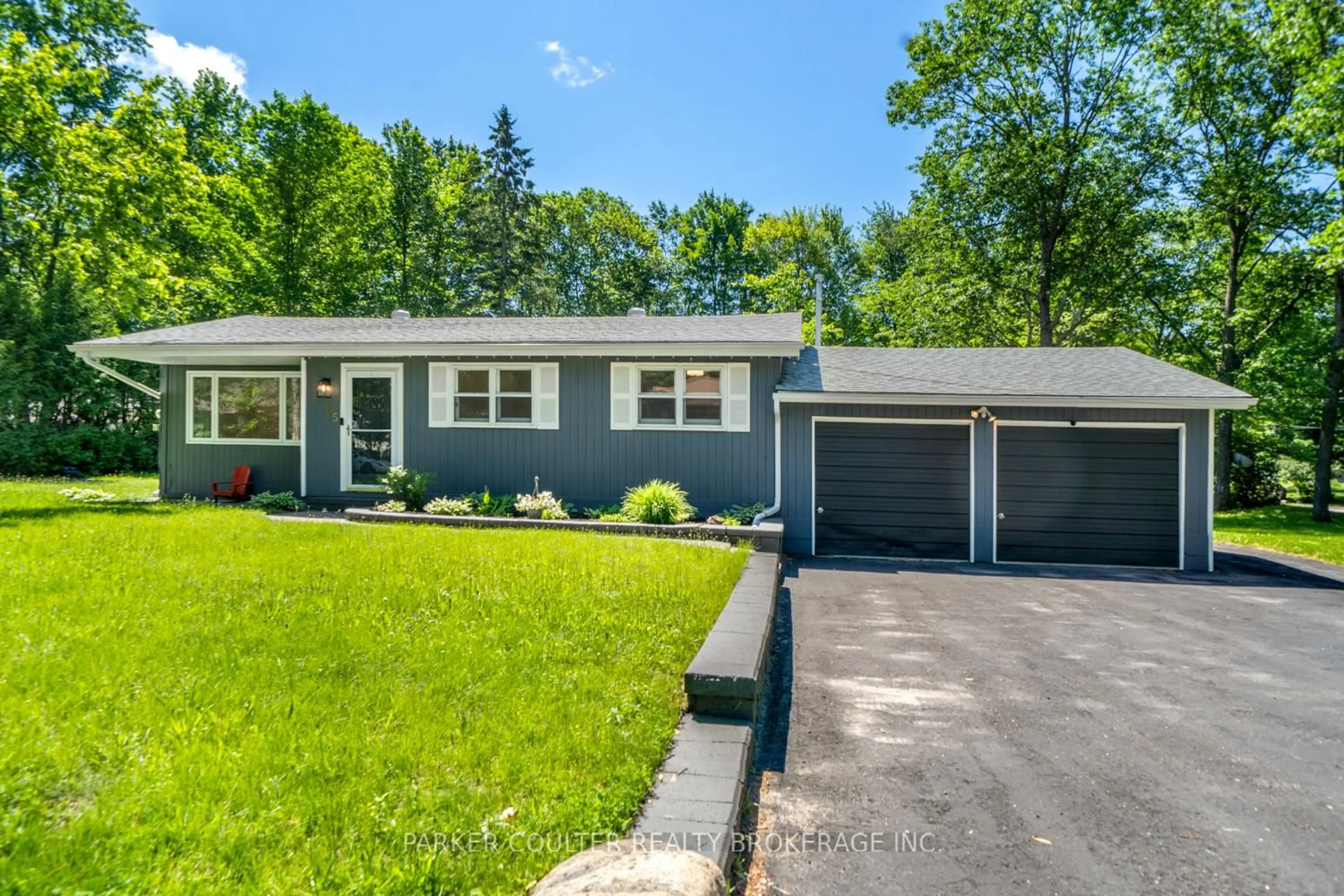 Home with vinyl exterior material, street for 85 Evans Ave, Gravenhurst Ontario P1P 1A6