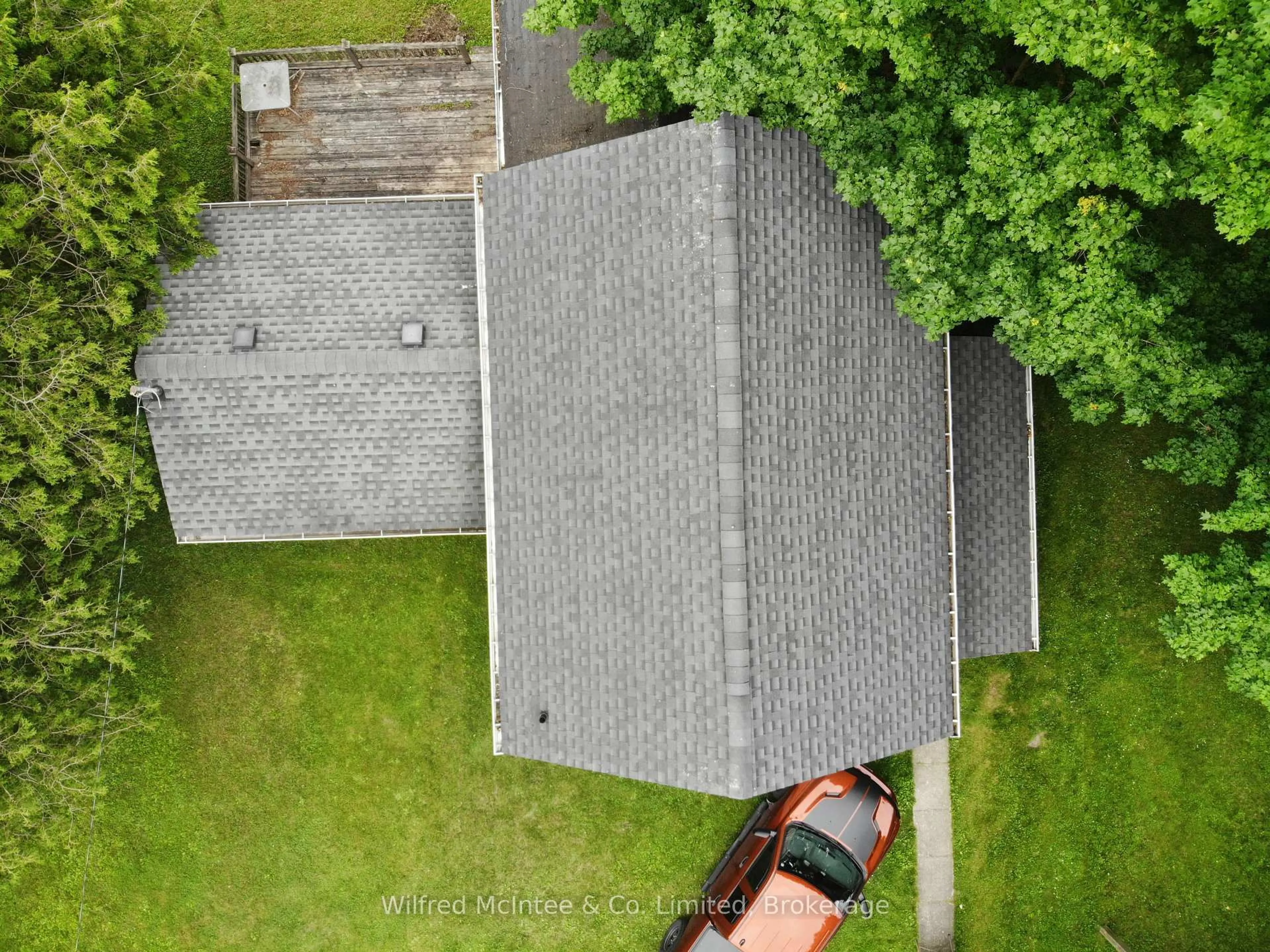 A pic from outside/outdoor area/front of a property/back of a property/a pic from drone, building for 43 CLINTON St, South Bruce Ontario N0G 2S0