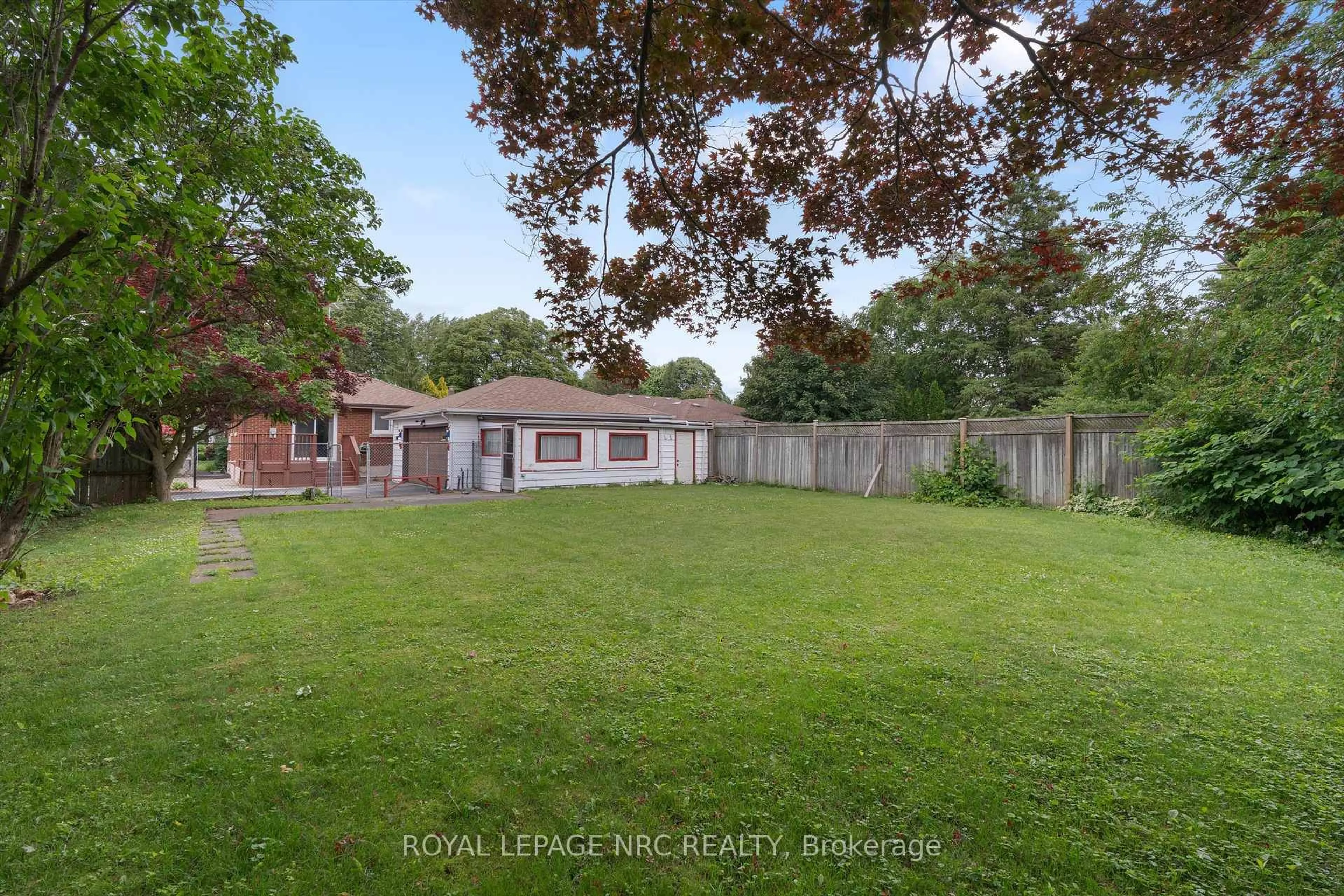 A pic from outside/outdoor area/front of a property/back of a property/a pic from drone, street for 6502 Brock St, Niagara Falls Ontario L2J 1W3