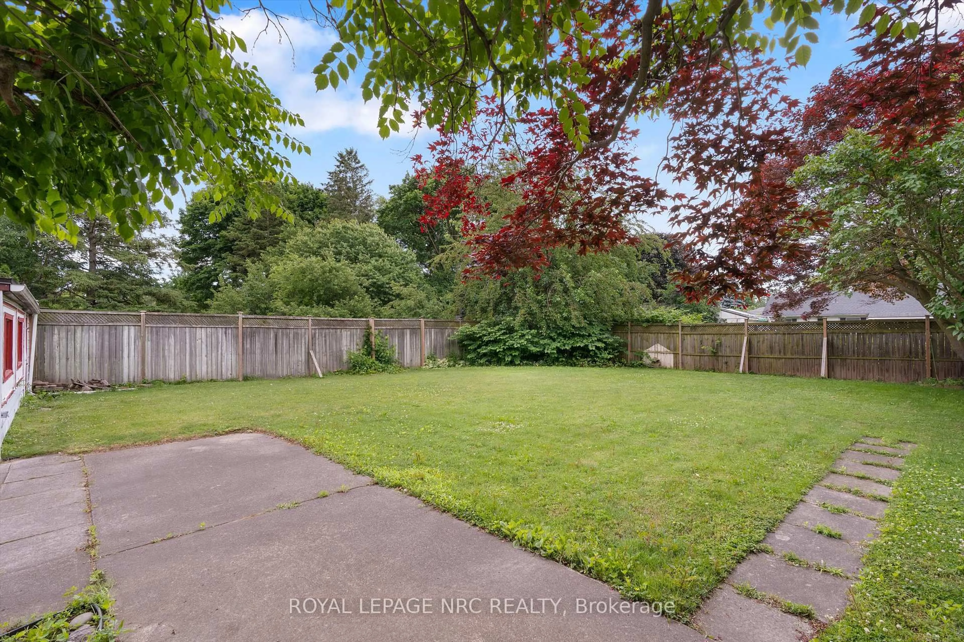 A pic from outside/outdoor area/front of a property/back of a property/a pic from drone, unknown for 6502 Brock St, Niagara Falls Ontario L2J 1W3