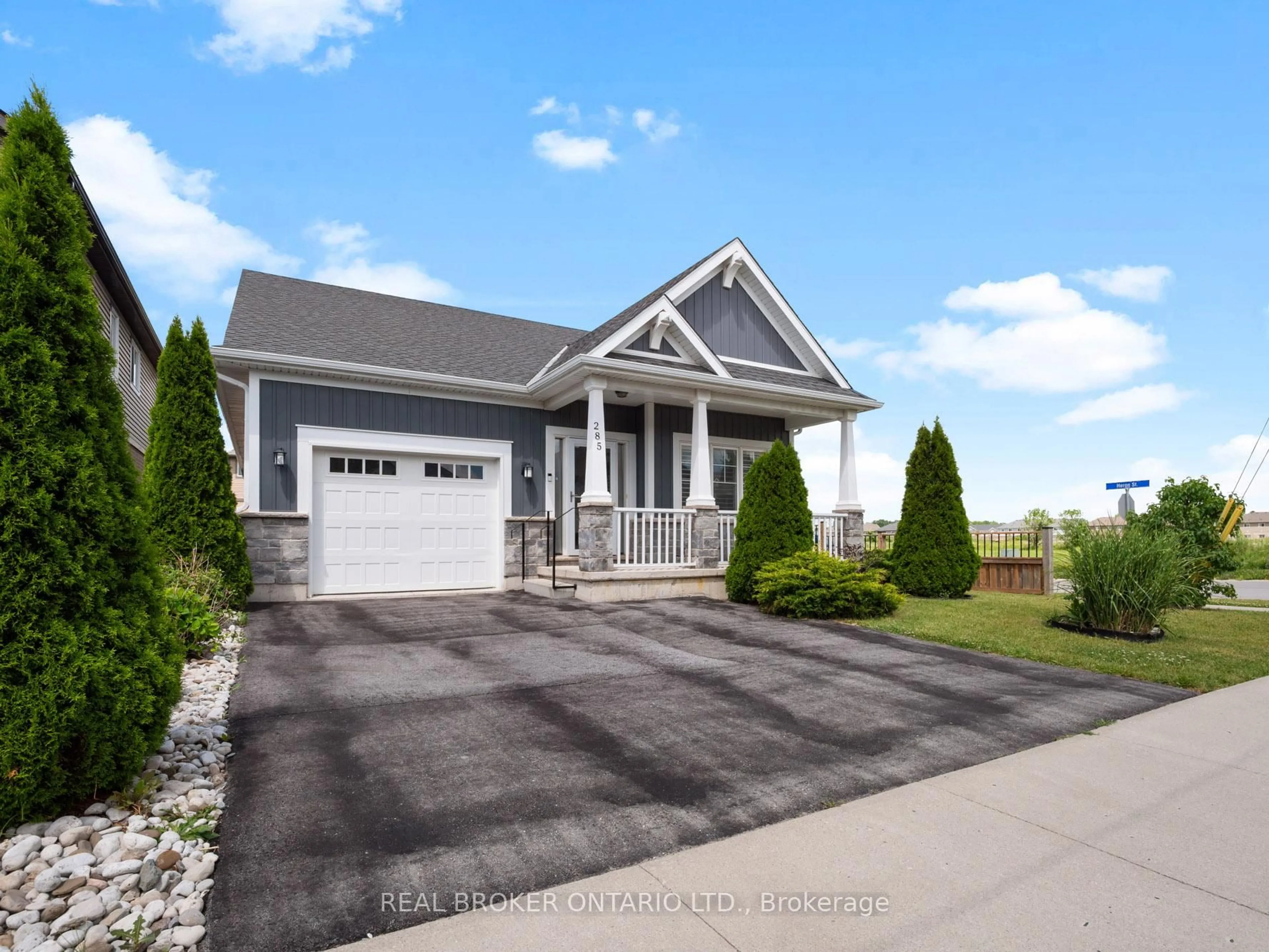 Home with vinyl exterior material, street for 285 South Pelham Rd, Welland Ontario L3C 0E6