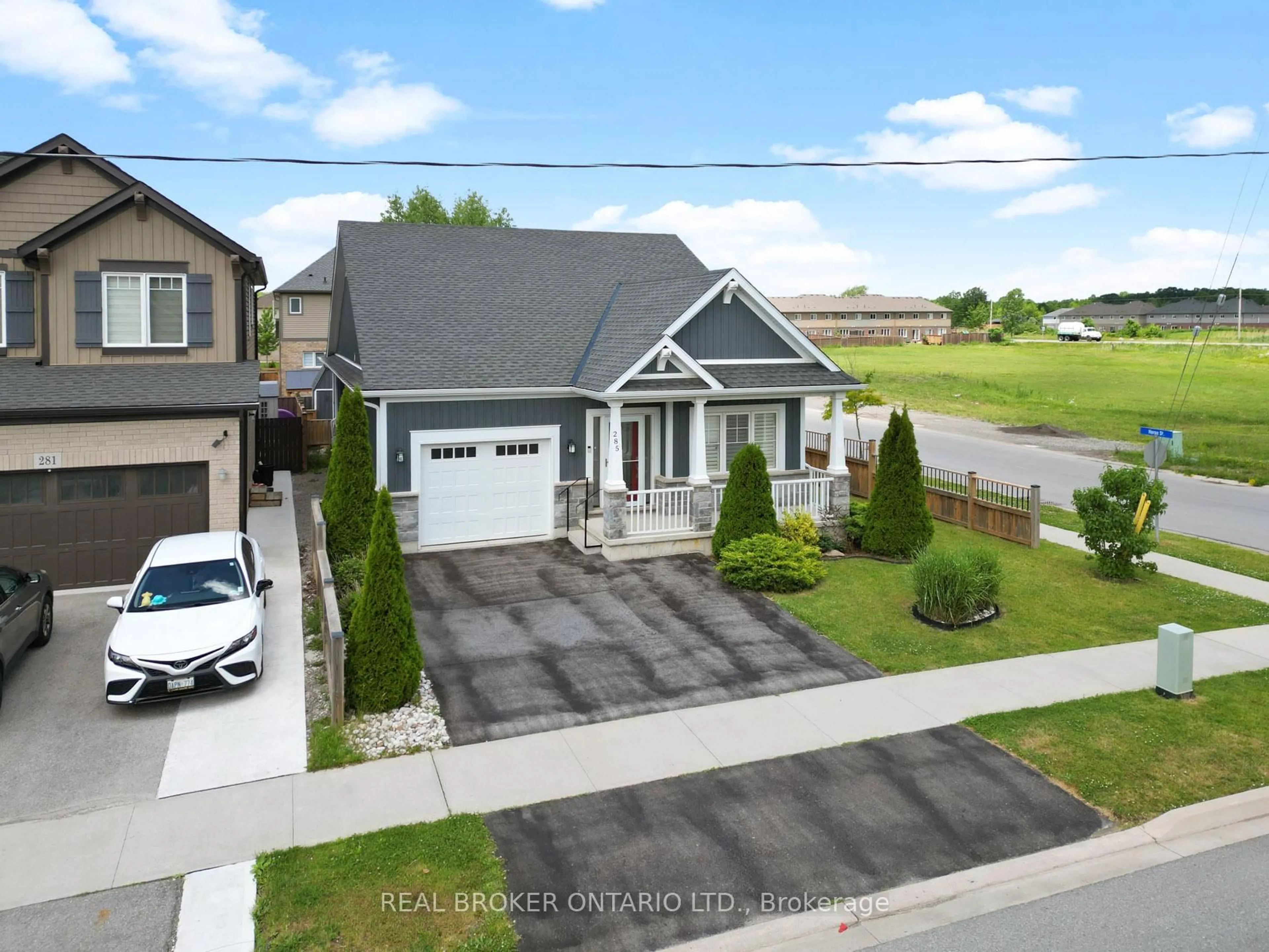 A pic from outside/outdoor area/front of a property/back of a property/a pic from drone, street for 285 South Pelham Rd, Welland Ontario L3C 0E6