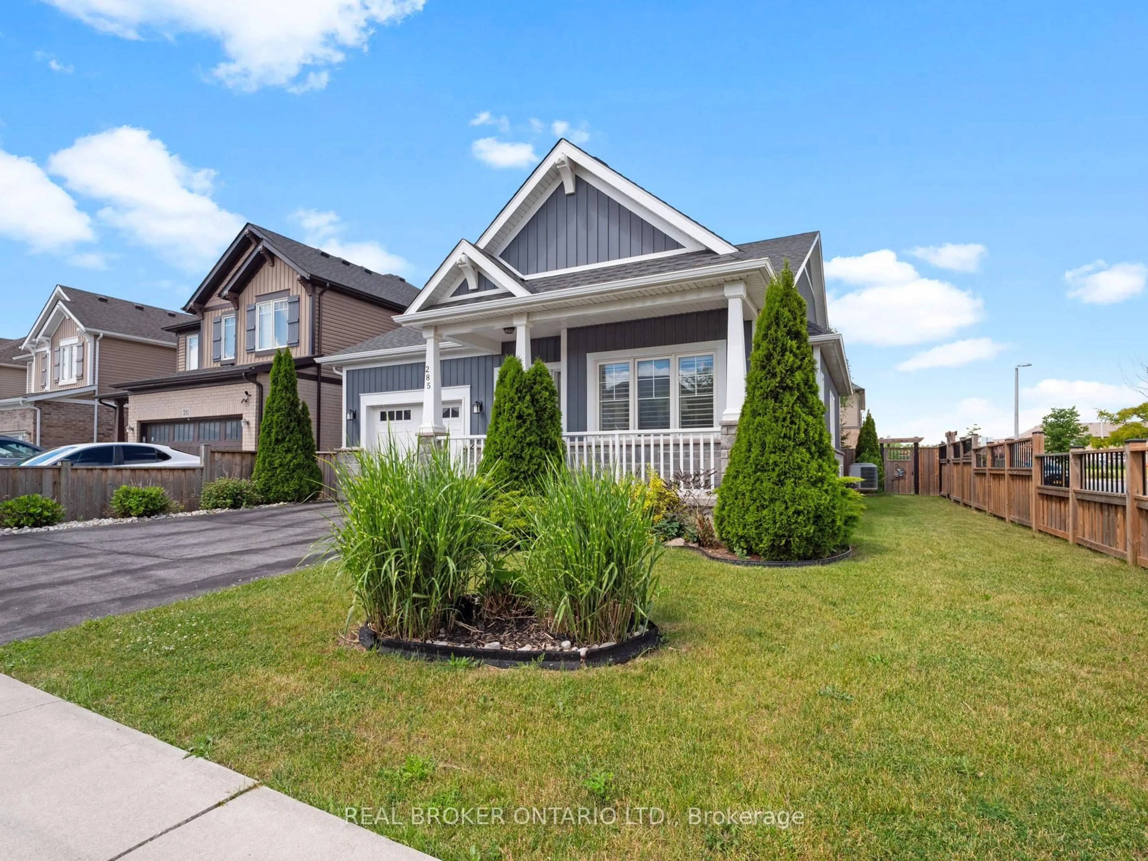 Home with vinyl exterior material, street for 285 South Pelham Rd, Welland Ontario L3C 0E6