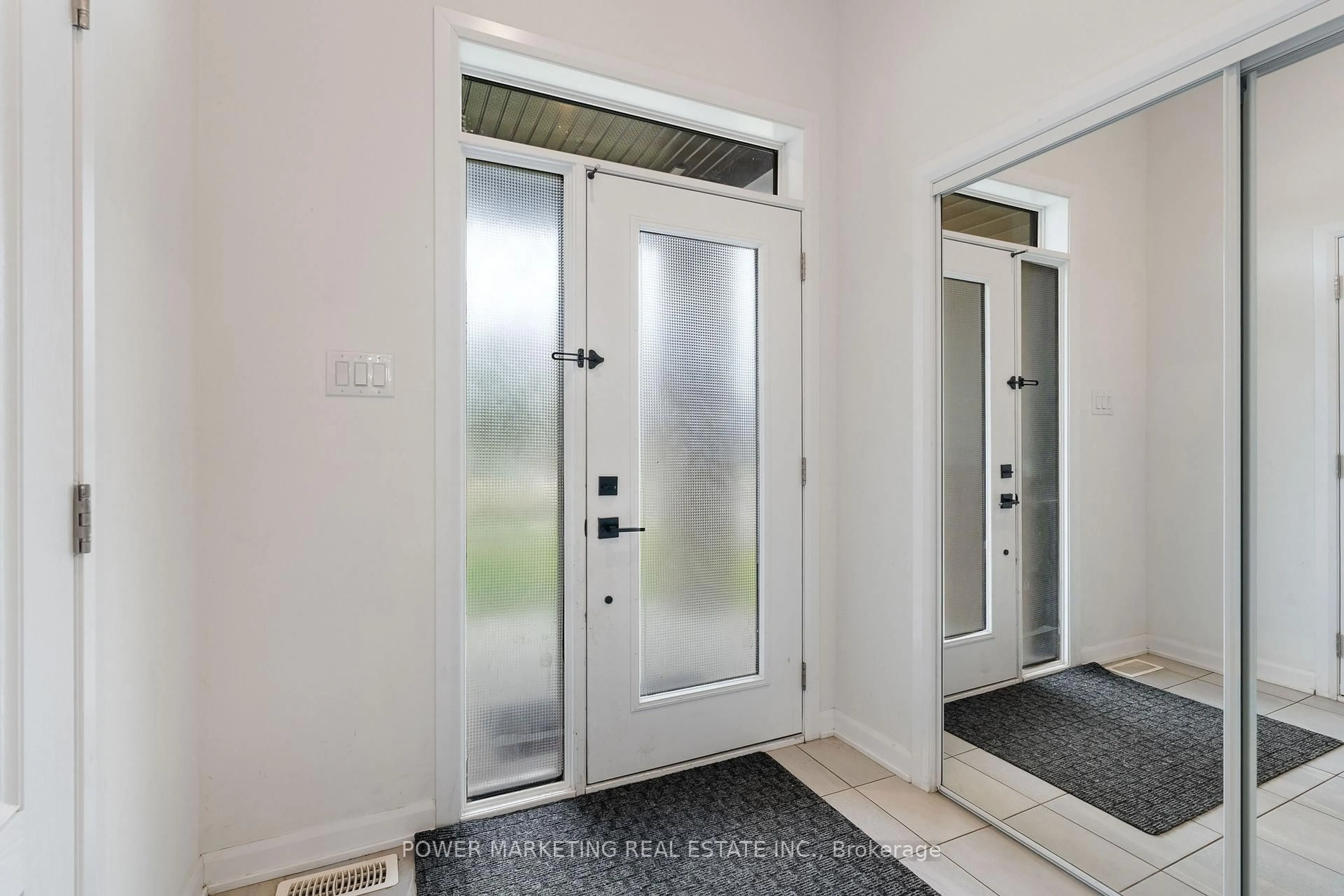 Indoor entryway for 925 Athenry Crt, Ottawa Ontario K2J 7C9