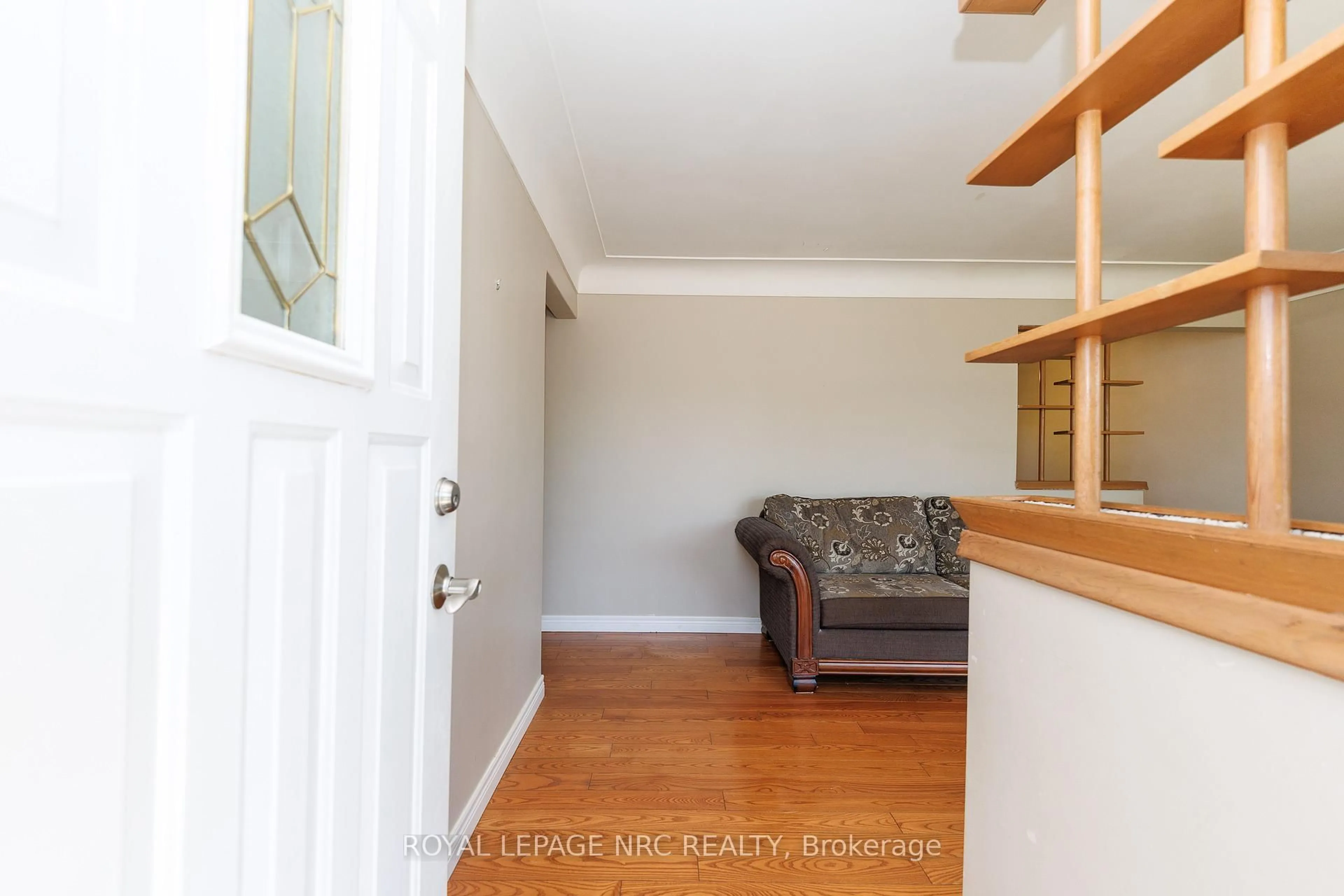 Indoor entryway for 409 Broadway Ave, Welland Ontario L3C 5M3