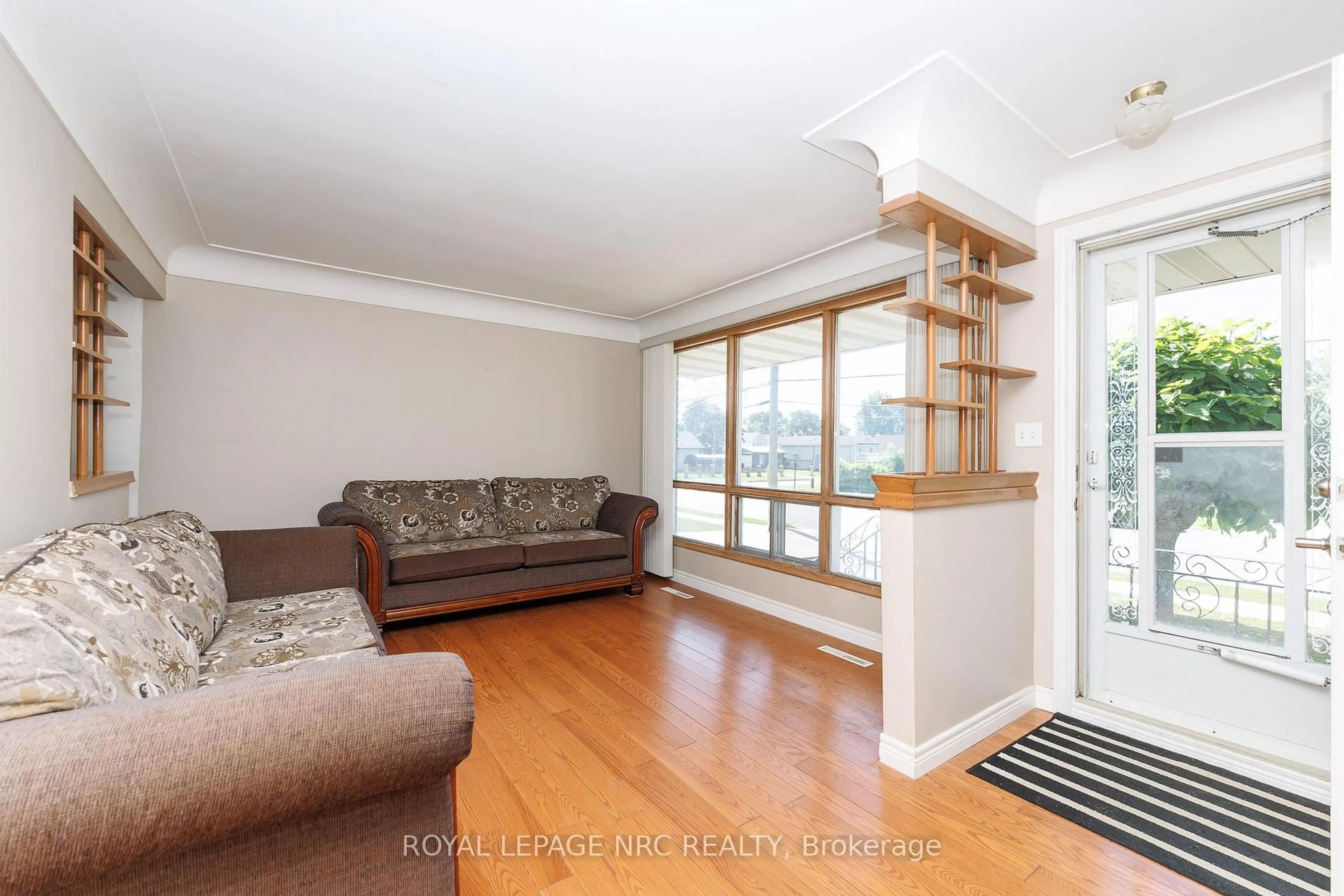 Living room with furniture, wood/laminate floor for 409 Broadway Ave, Welland Ontario L3C 5M3