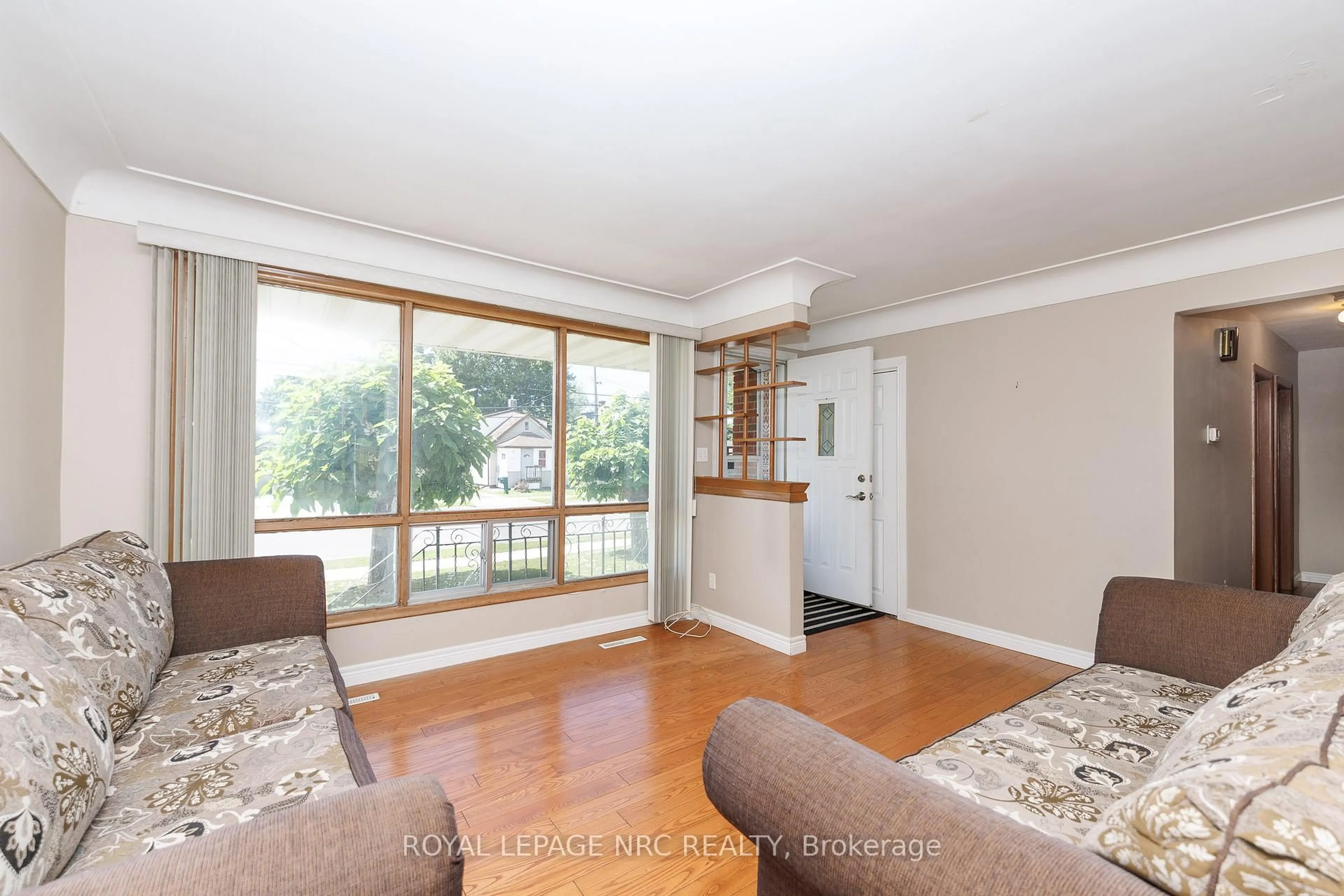 Living room with furniture, wood/laminate floor for 409 Broadway Ave, Welland Ontario L3C 5M3