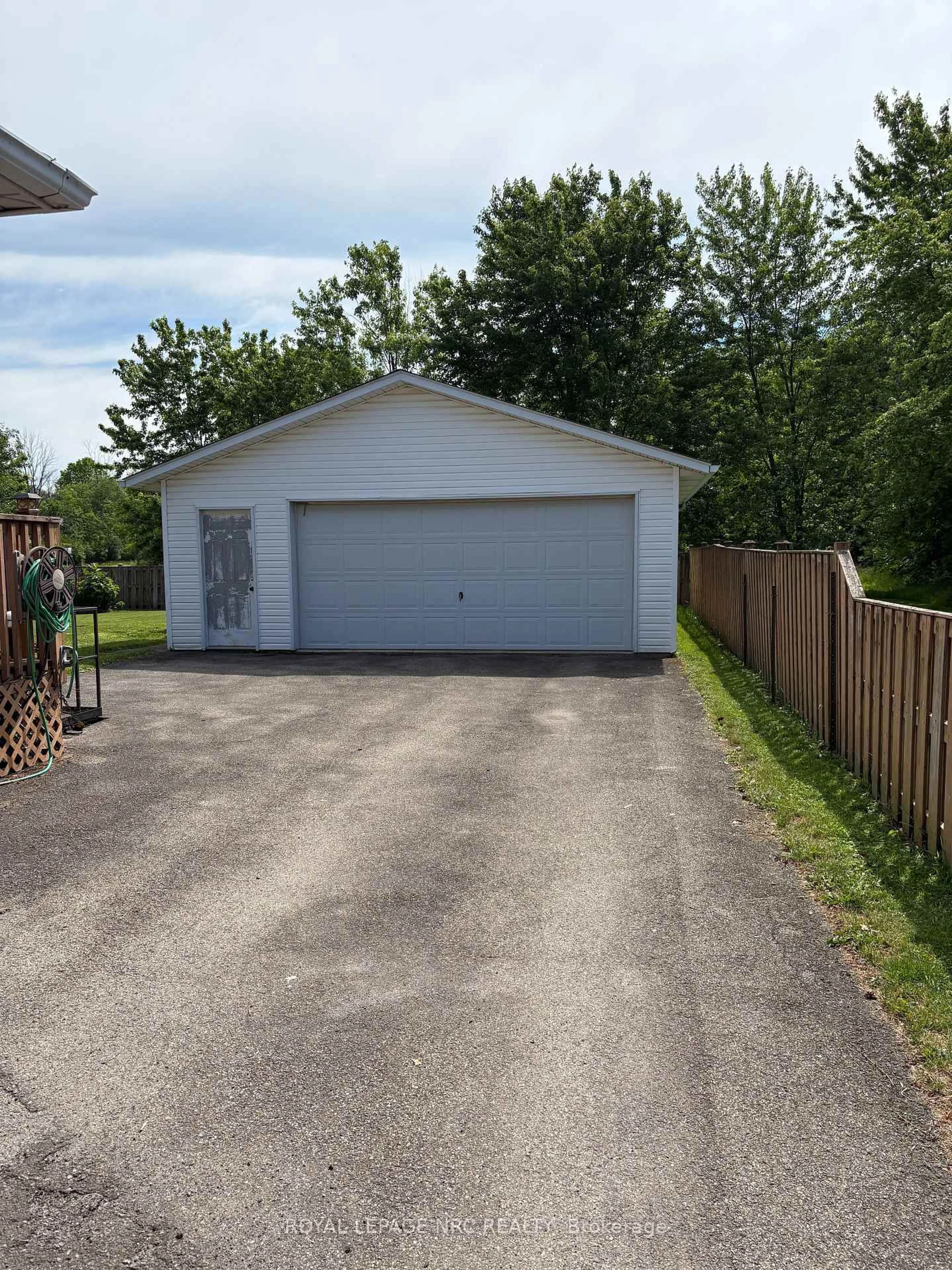 Indoor garage for 13 Bosnich Ave, Welland Ontario L3C 2W6