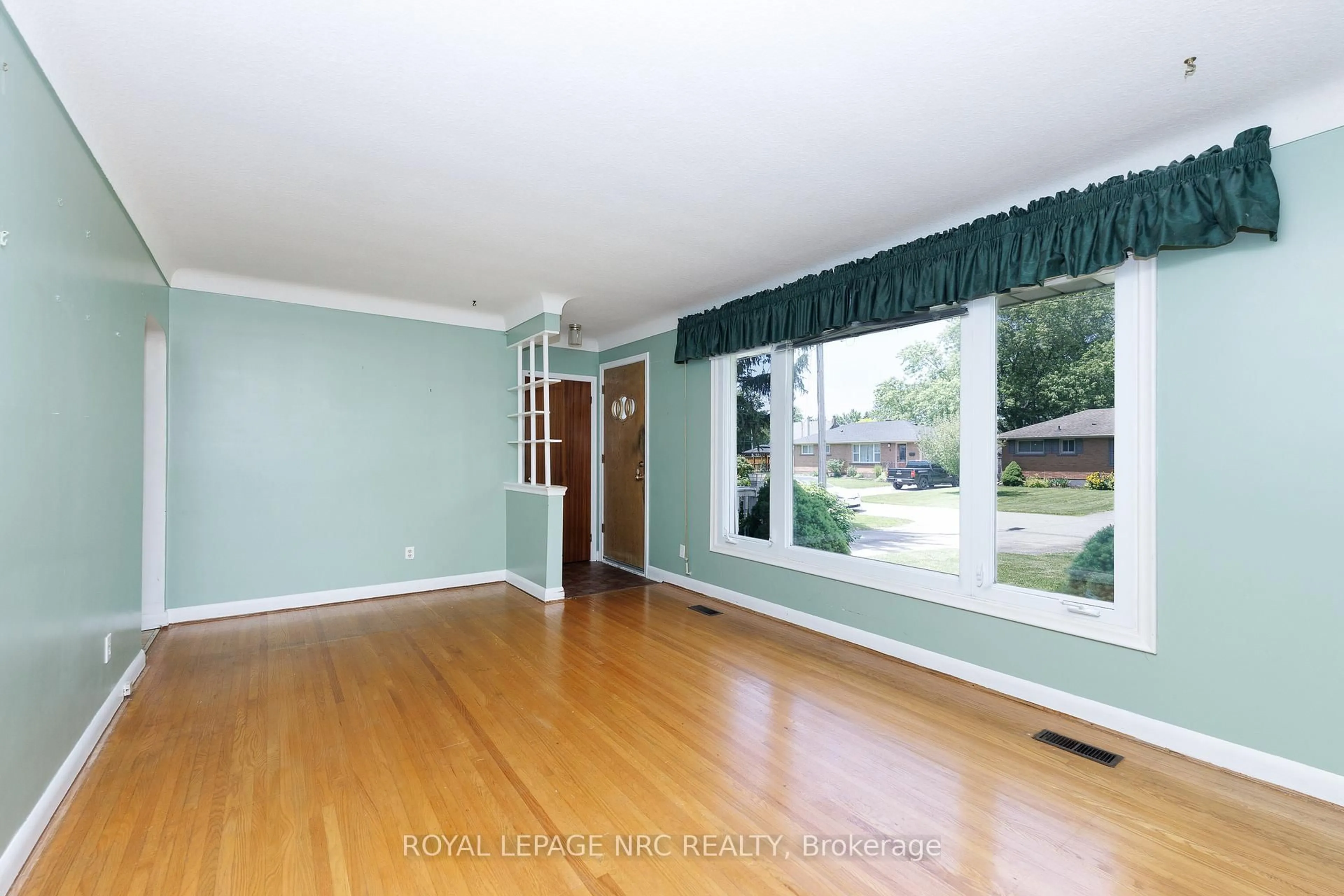 A pic of a room for 13 Bosnich Ave, Welland Ontario L3C 2W6
