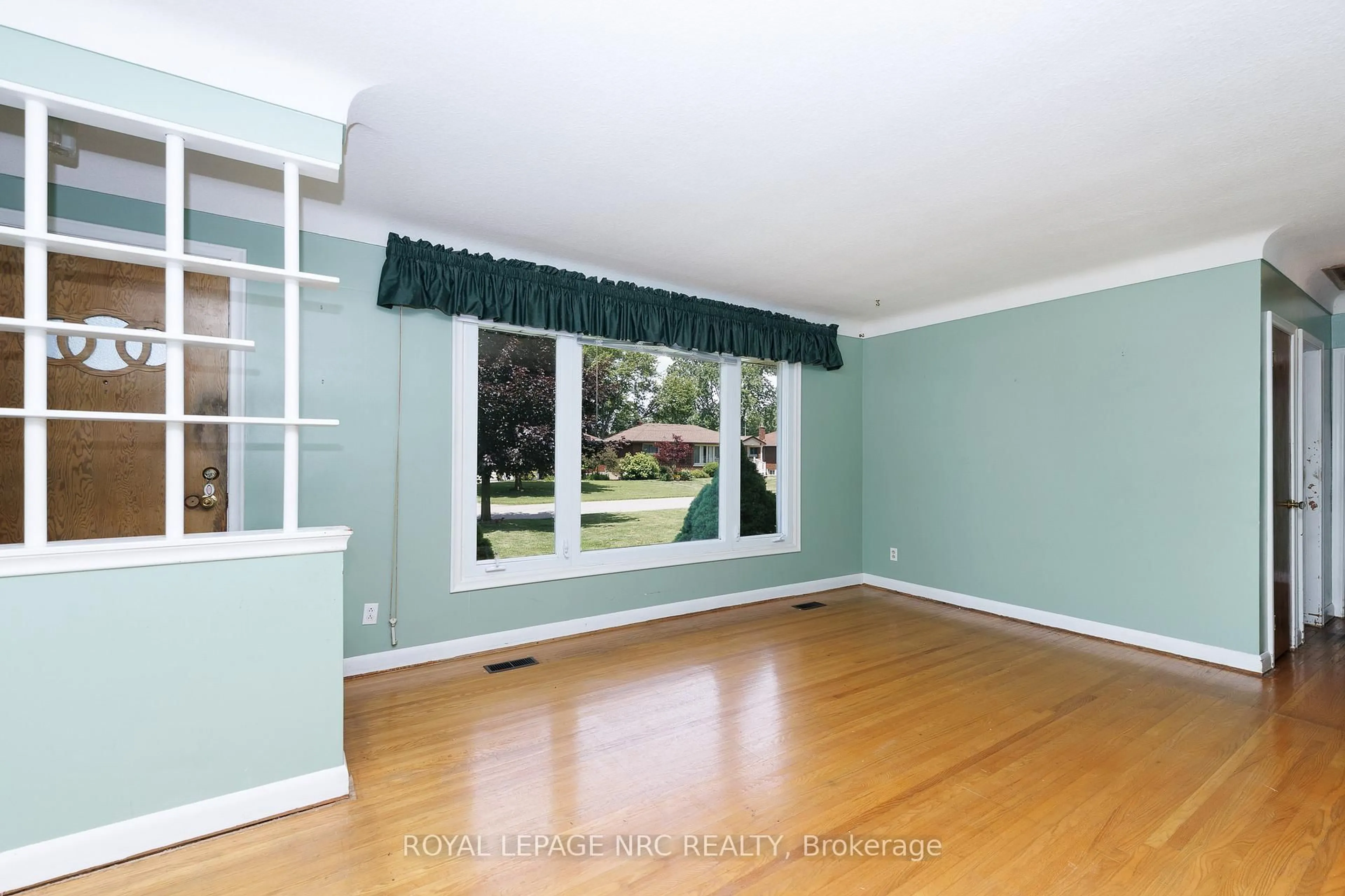 A pic of a room for 13 Bosnich Ave, Welland Ontario L3C 2W6