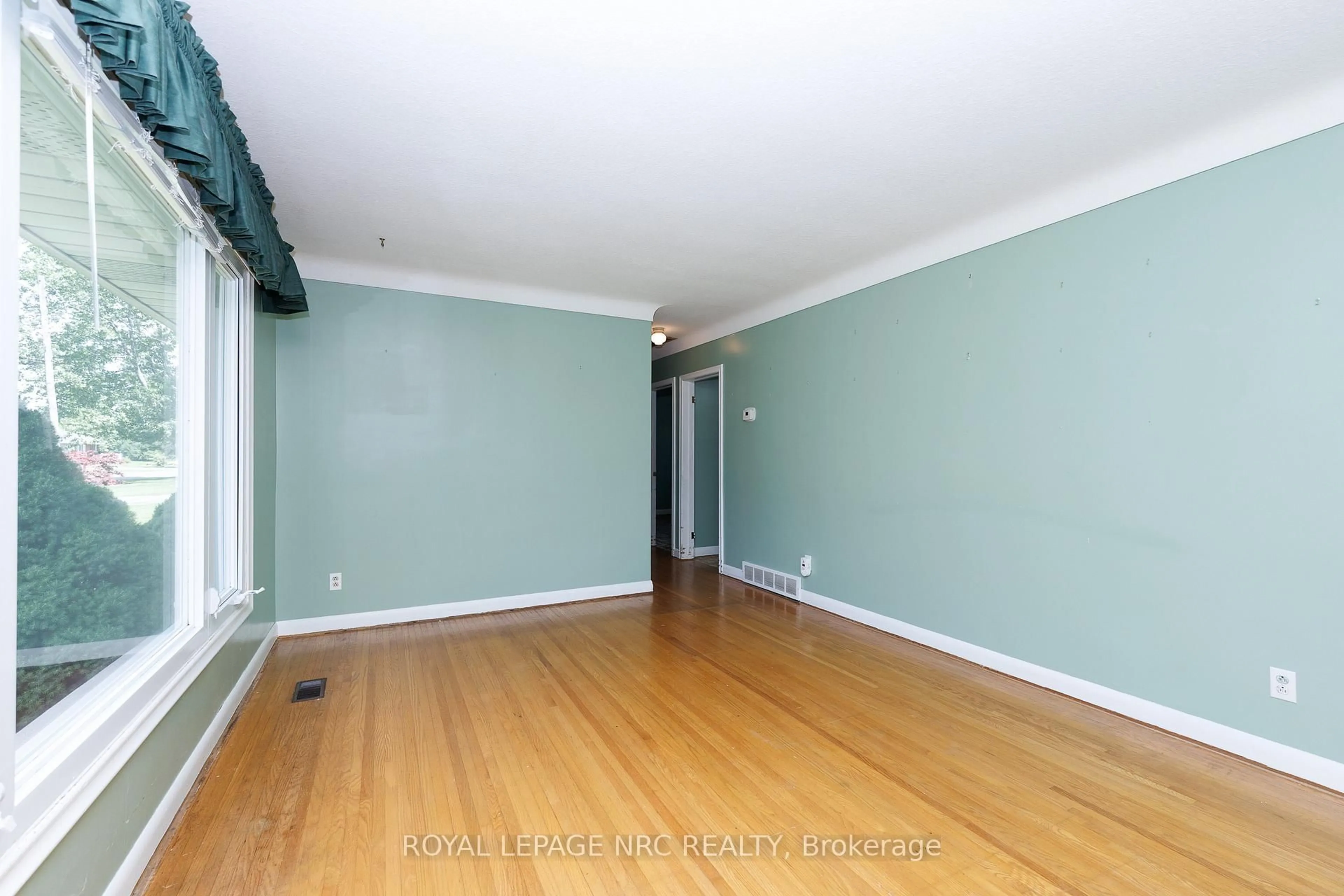 A pic of a room for 13 Bosnich Ave, Welland Ontario L3C 2W6
