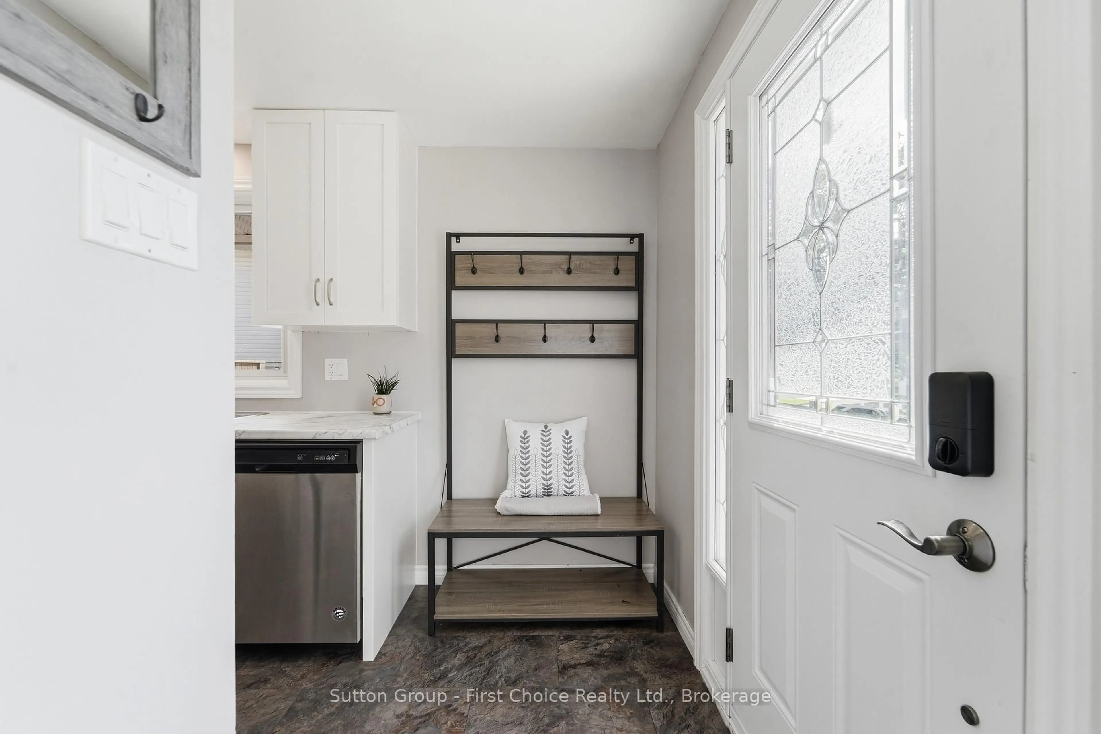 Indoor entryway for 72 Avonwood Dr, Stratford Ontario N4Z 1B4
