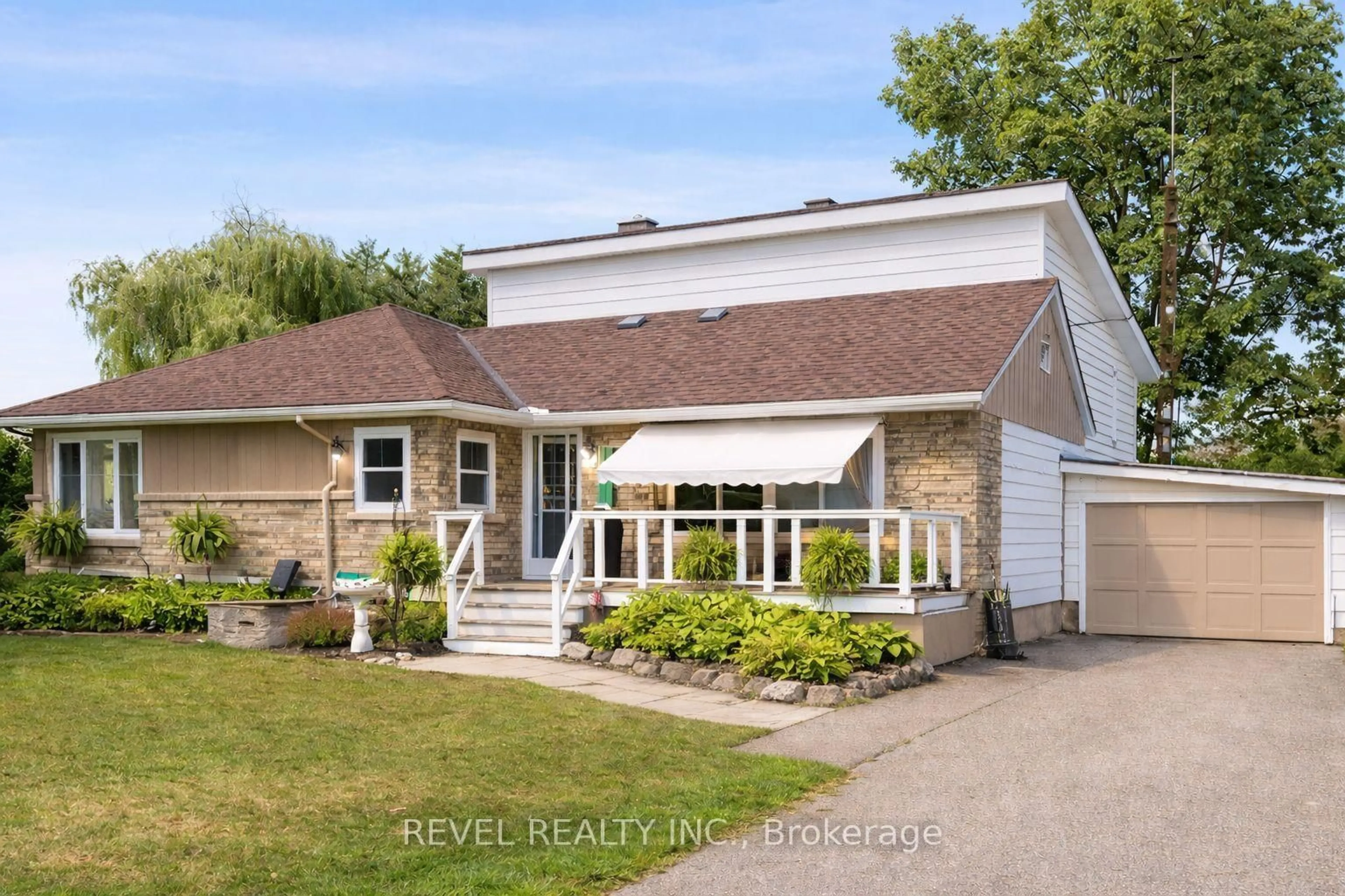 Home with vinyl exterior material, street for 1407 Kottmeier Rd, Thorold Ontario L3B 5N5