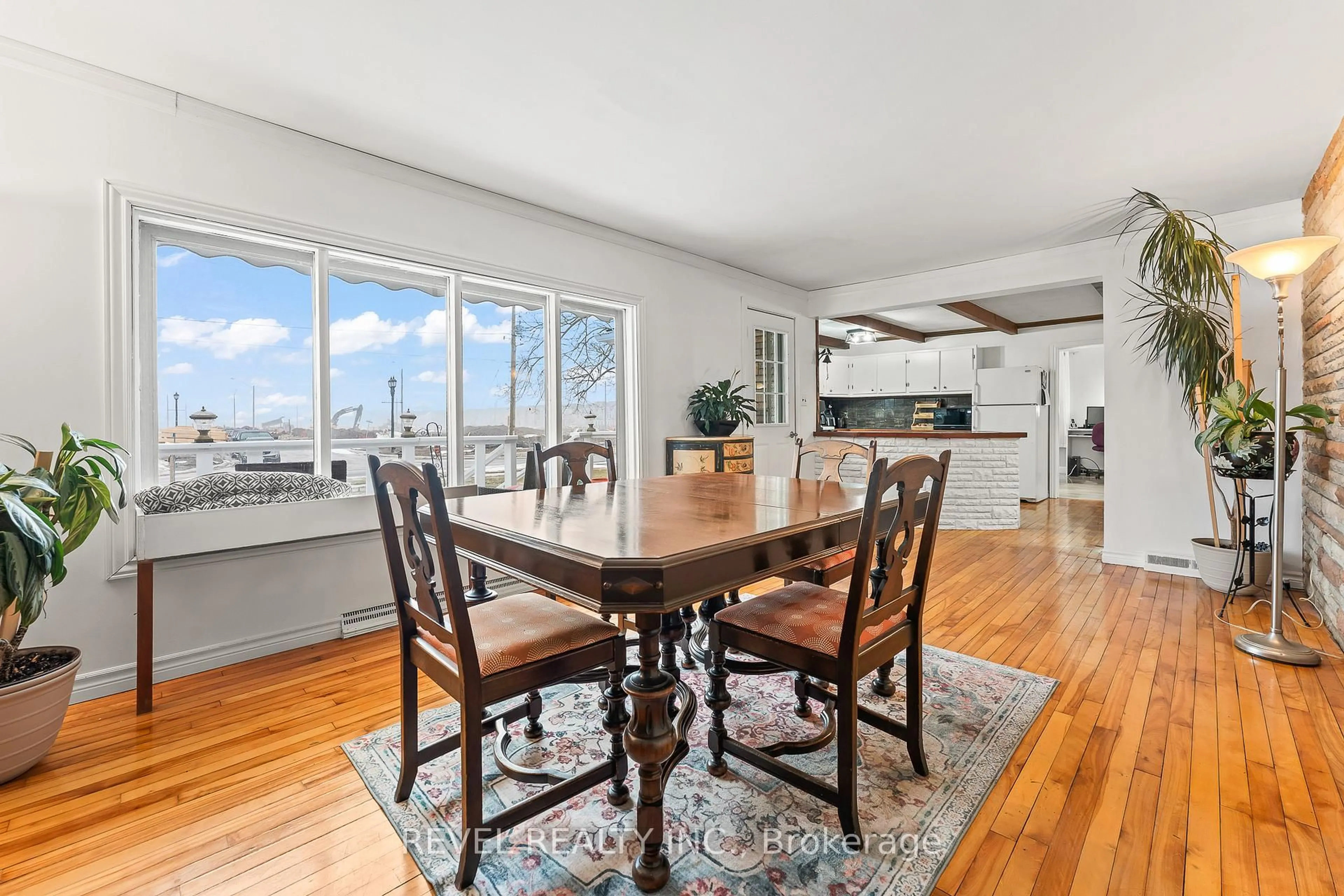 Dining room, wood/laminate floor for 1407 Kottmeier Rd, Thorold Ontario L3B 5N5