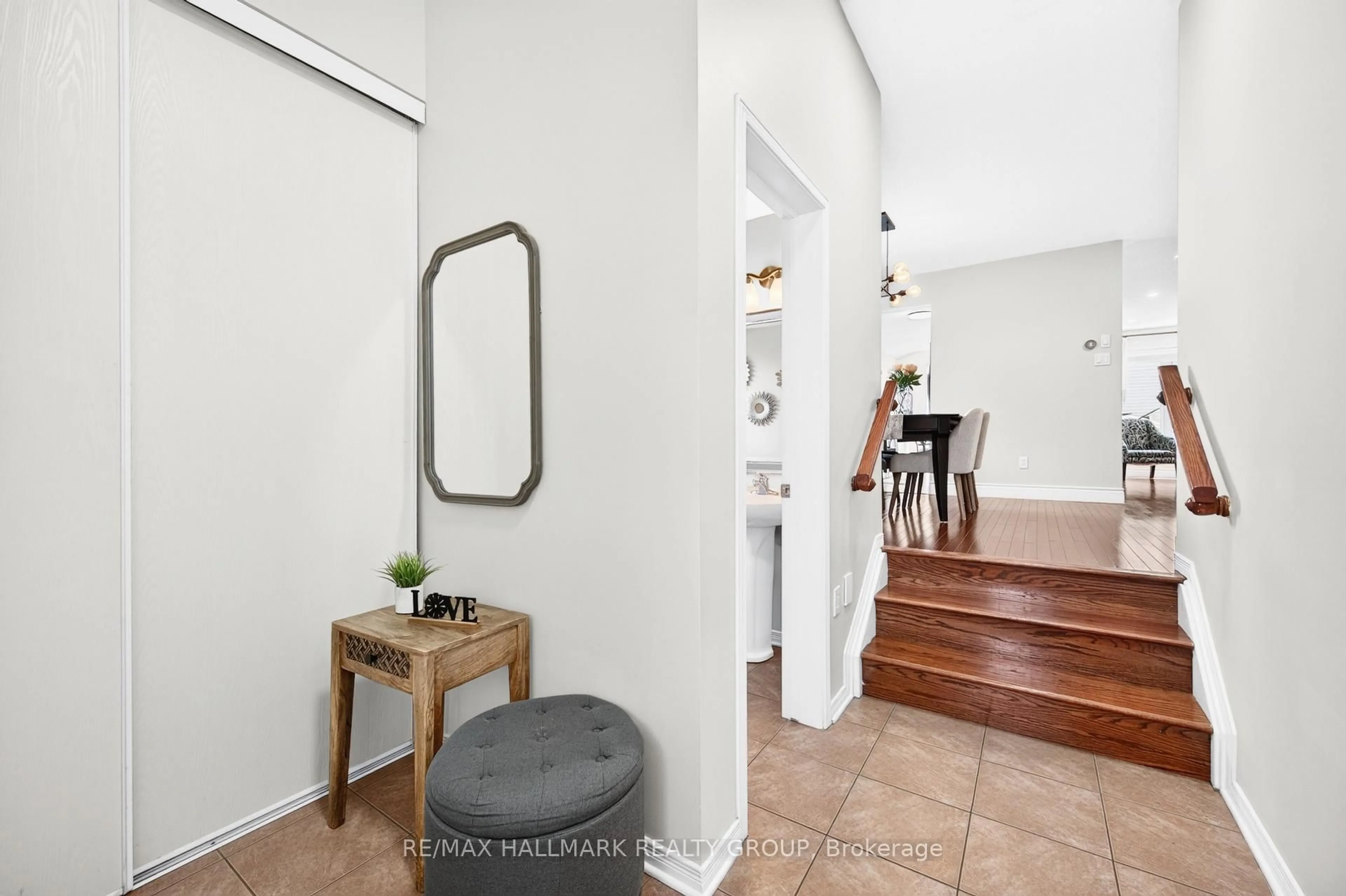 Indoor entryway for 151 Branthaven St, Orleans Ontario K4A 0A1