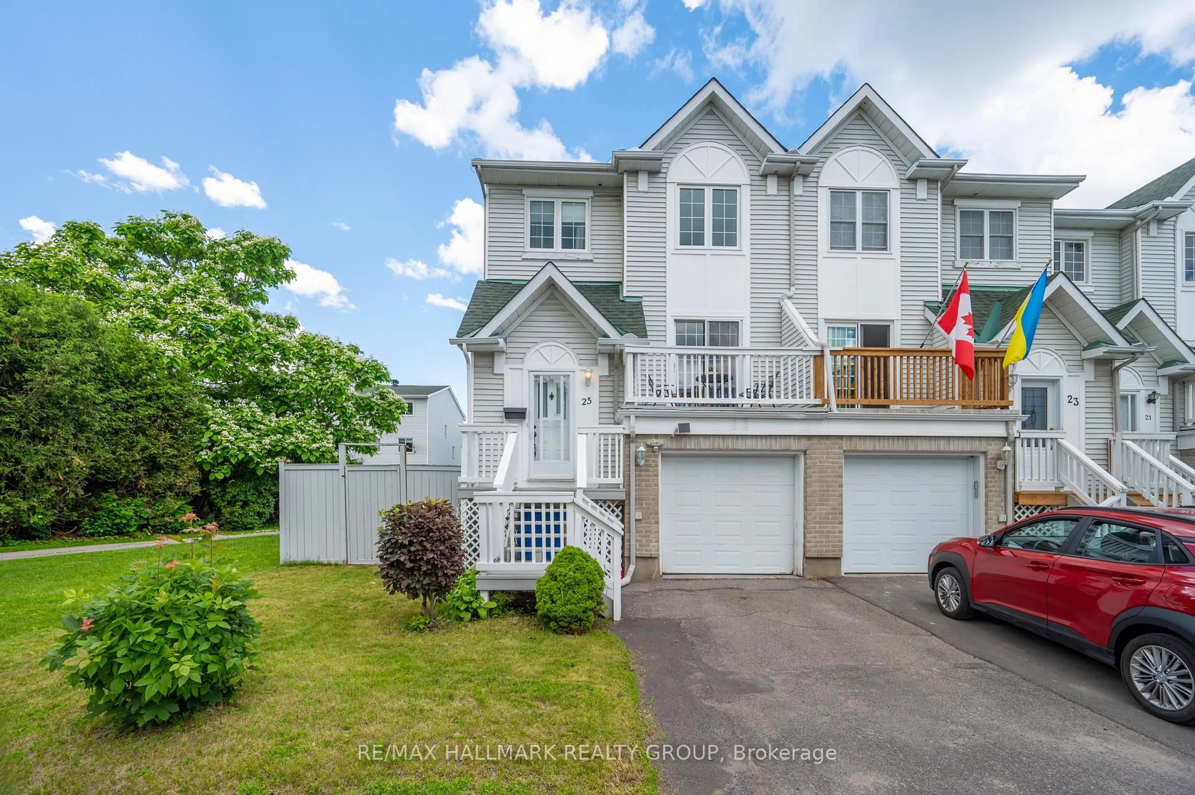 A pic from outside/outdoor area/front of a property/back of a property/a pic from drone, unknown for 25 Castlegreen Private #36, Ottawa Ontario K1T 3N4