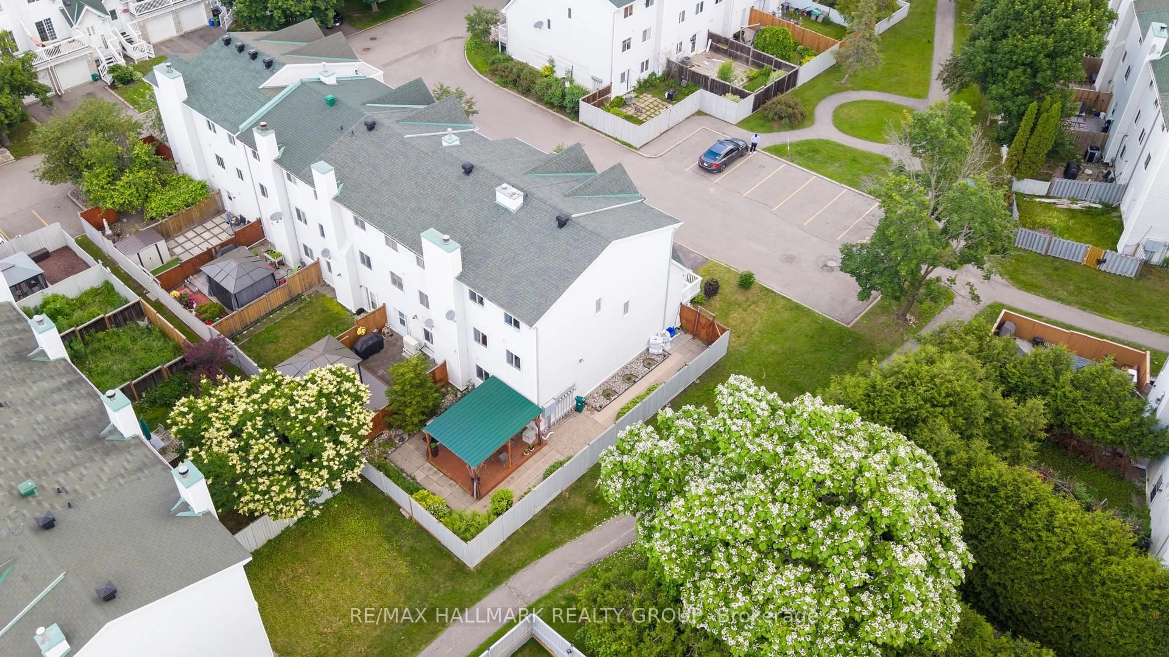 A pic from outside/outdoor area/front of a property/back of a property/a pic from drone, city buildings view from balcony for 25 Castlegreen Private #36, Ottawa Ontario K1T 3N4