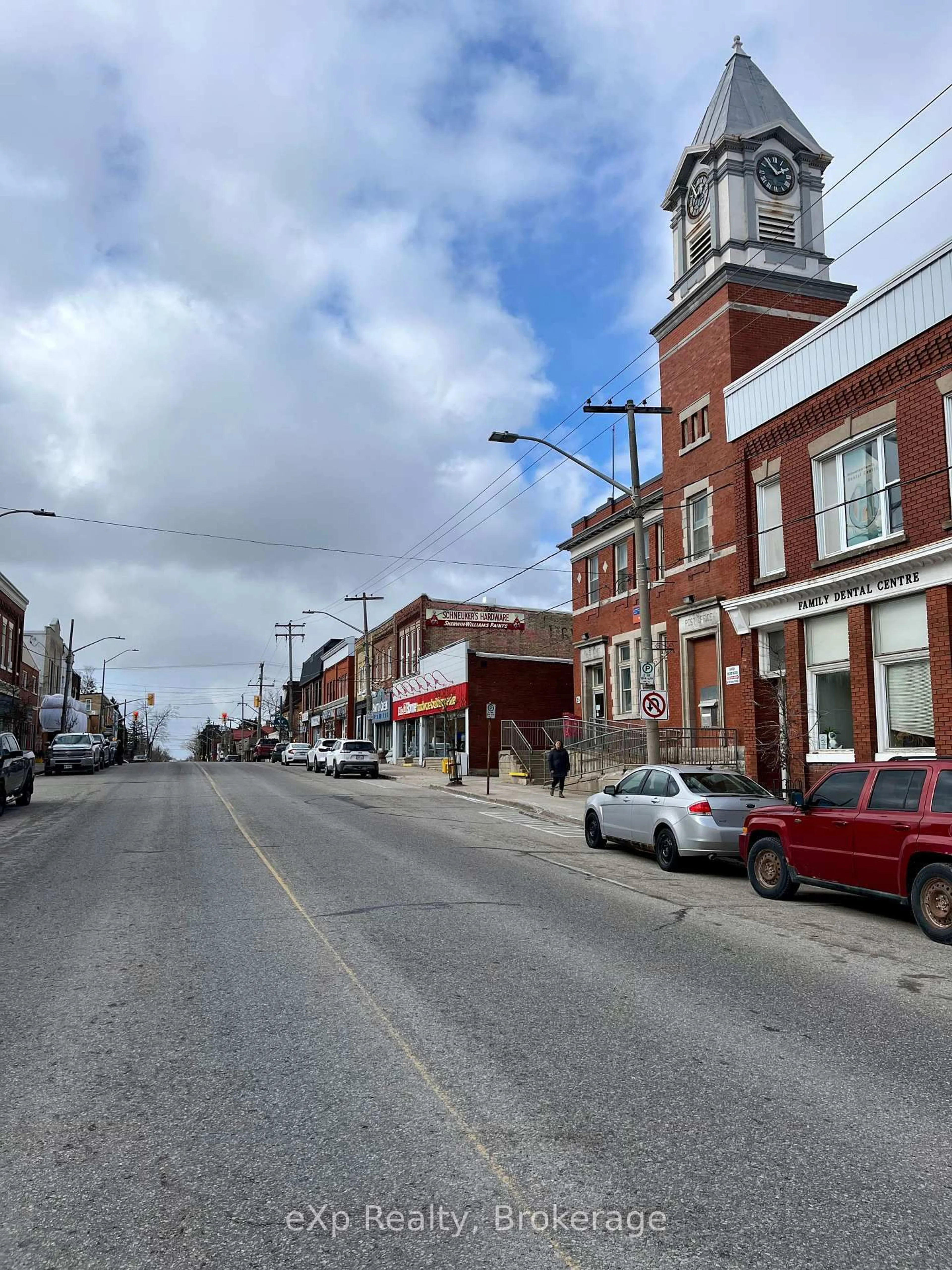 Blurry image for 8 West St, Perth East Ontario N0K 1M0