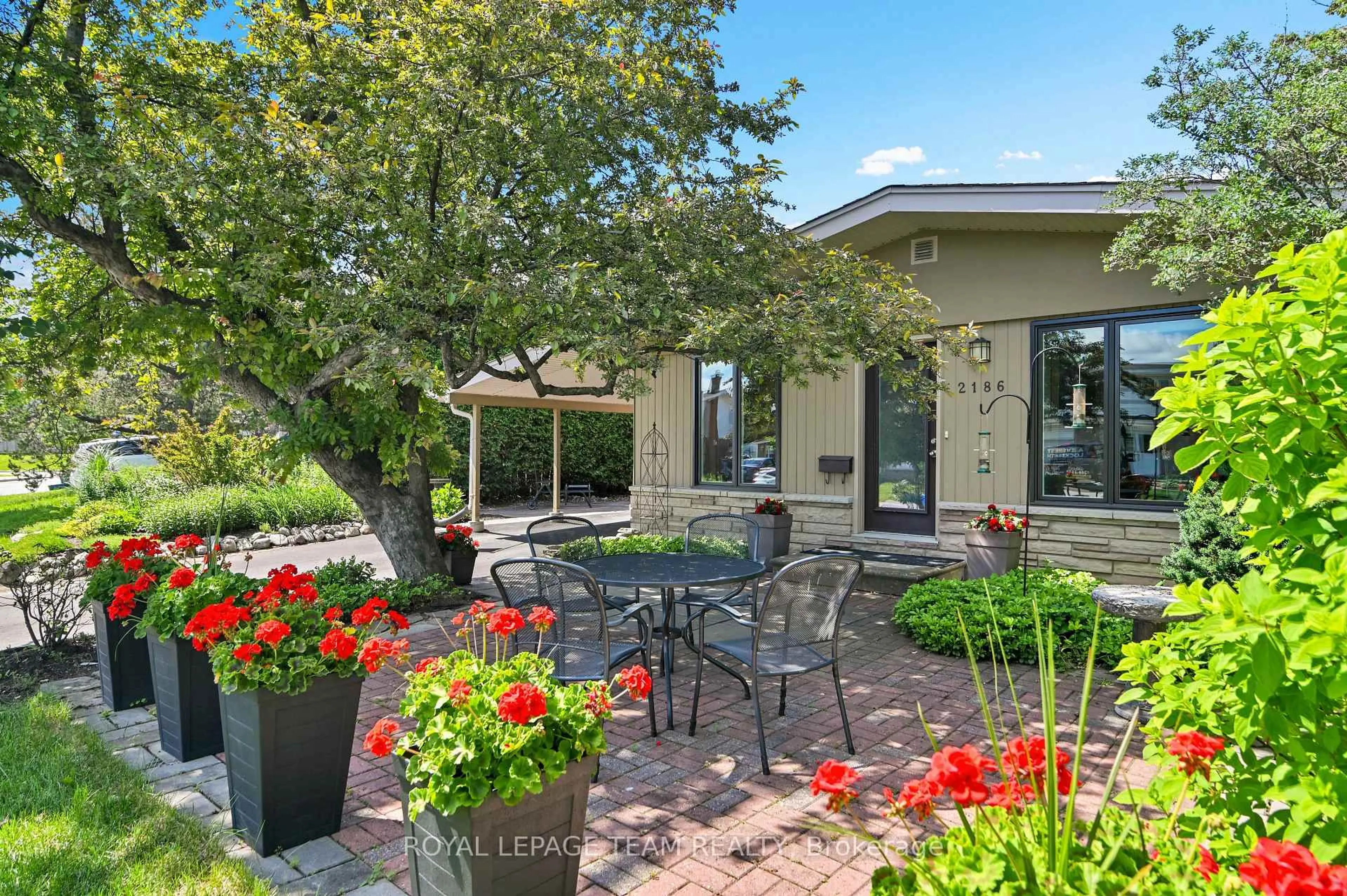 Patio, street for 2186 Valley Dr, Ottawa Ontario K1G 2P8