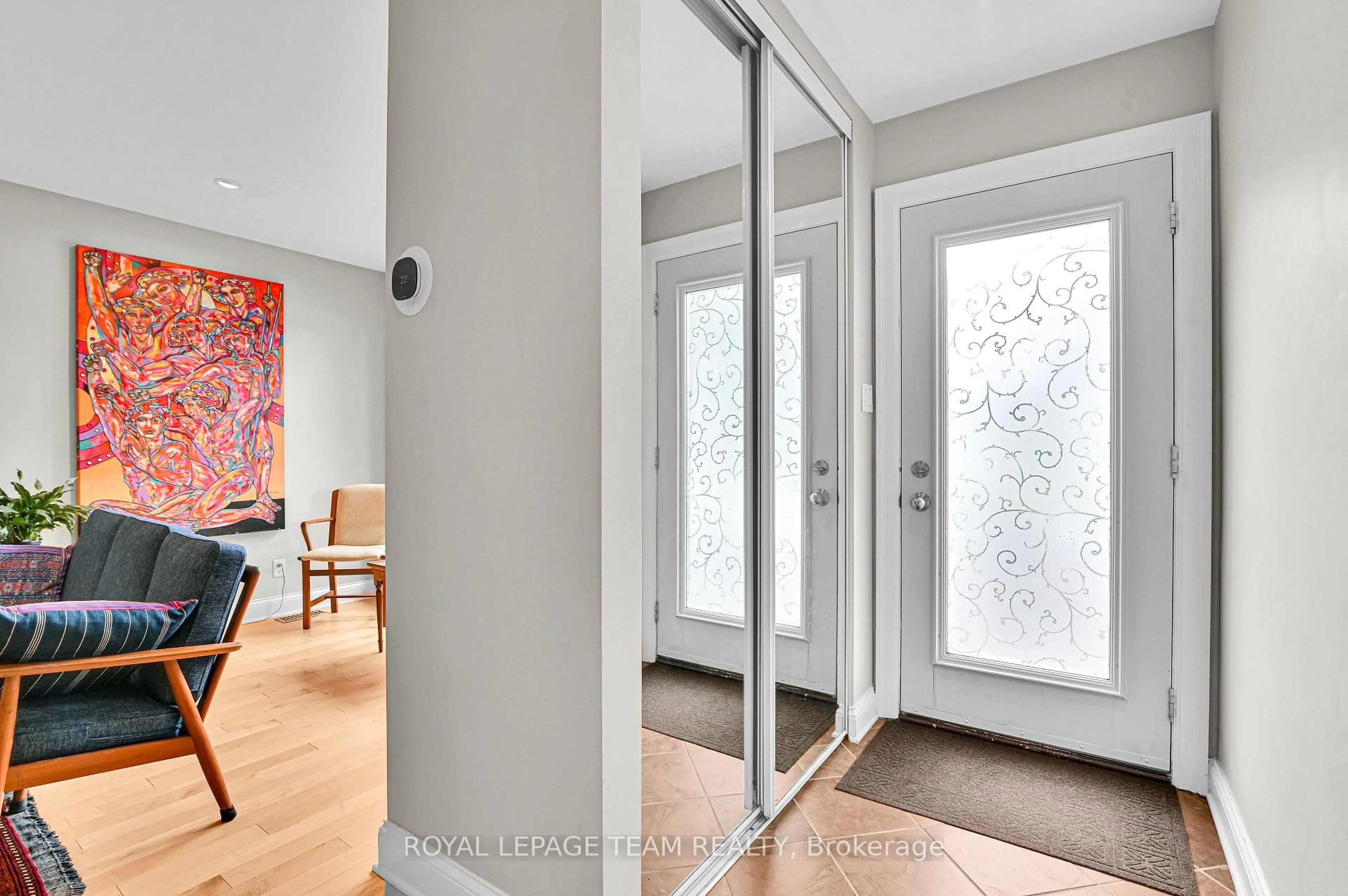 Indoor entryway for 2186 Valley Dr, Ottawa Ontario K1G 2P8