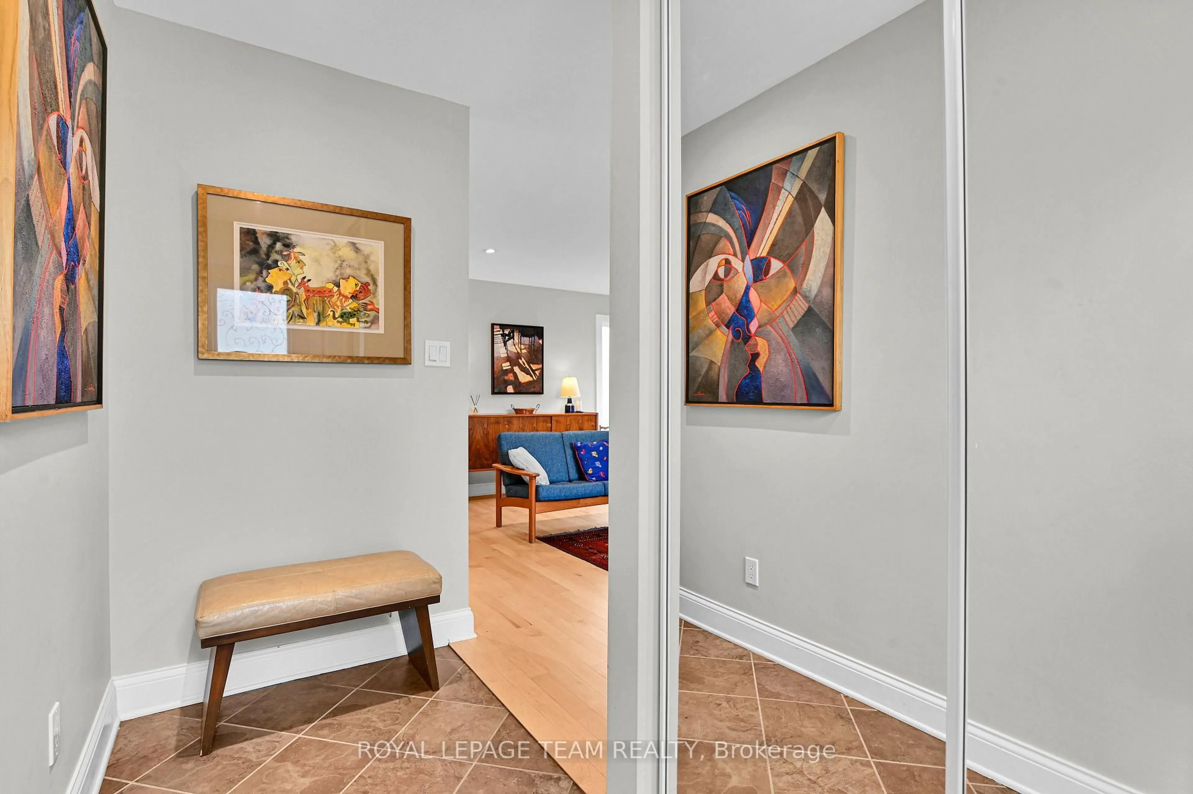 Indoor entryway for 2186 Valley Dr, Ottawa Ontario K1G 2P8