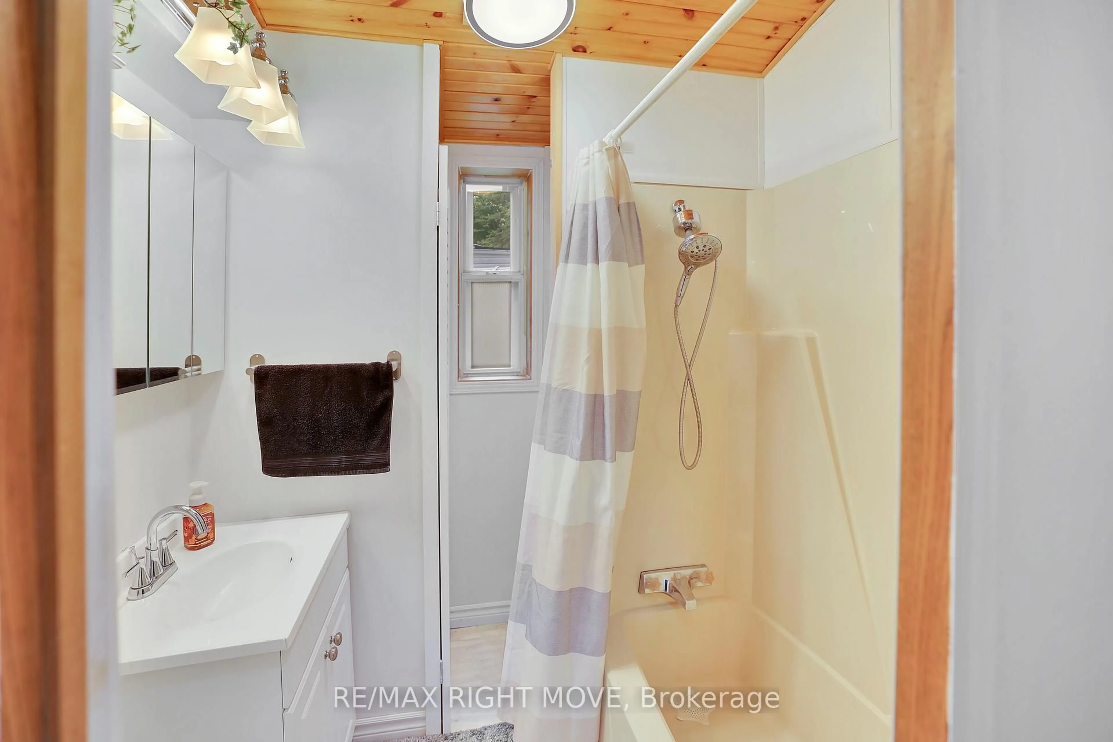 Standard bathroom, ceramic/tile floor for 1007 Racoon Rd #94, Gravenhurst Ontario P1P 0C5