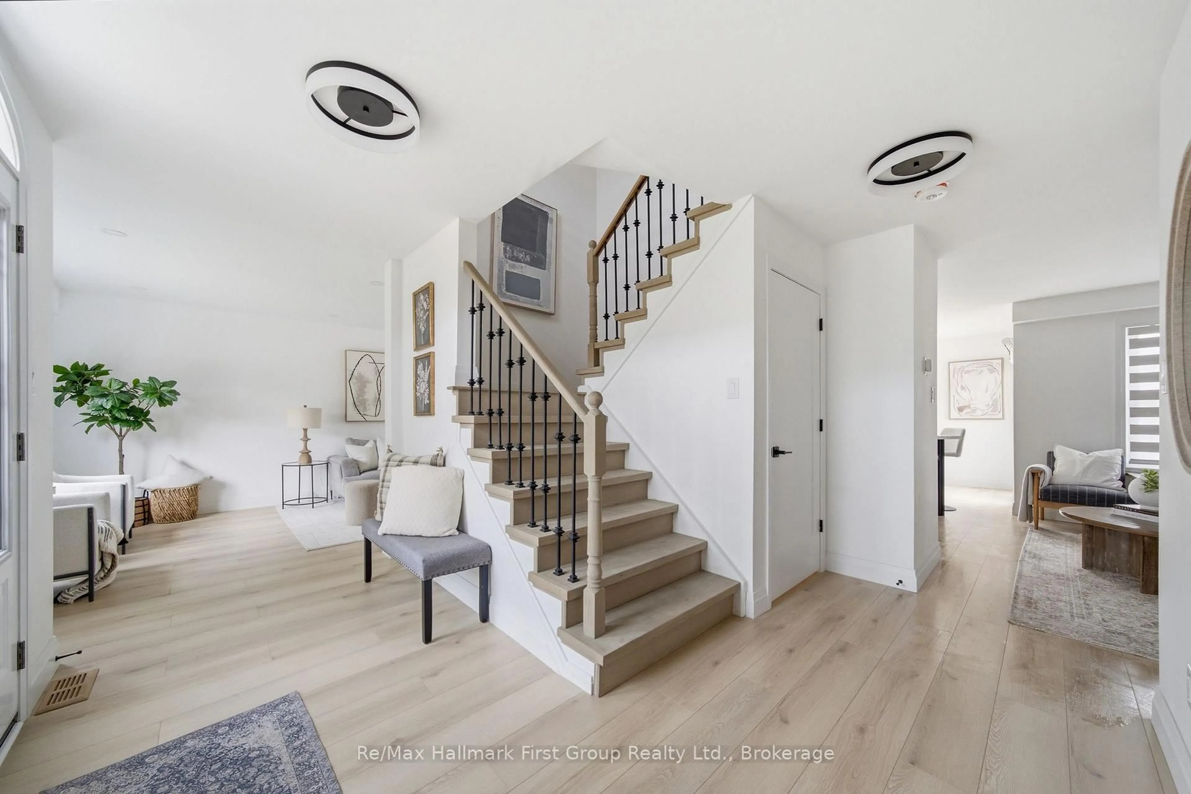 Indoor entryway for 723 Carlisle St, Cobourg Ontario K9A 5E6