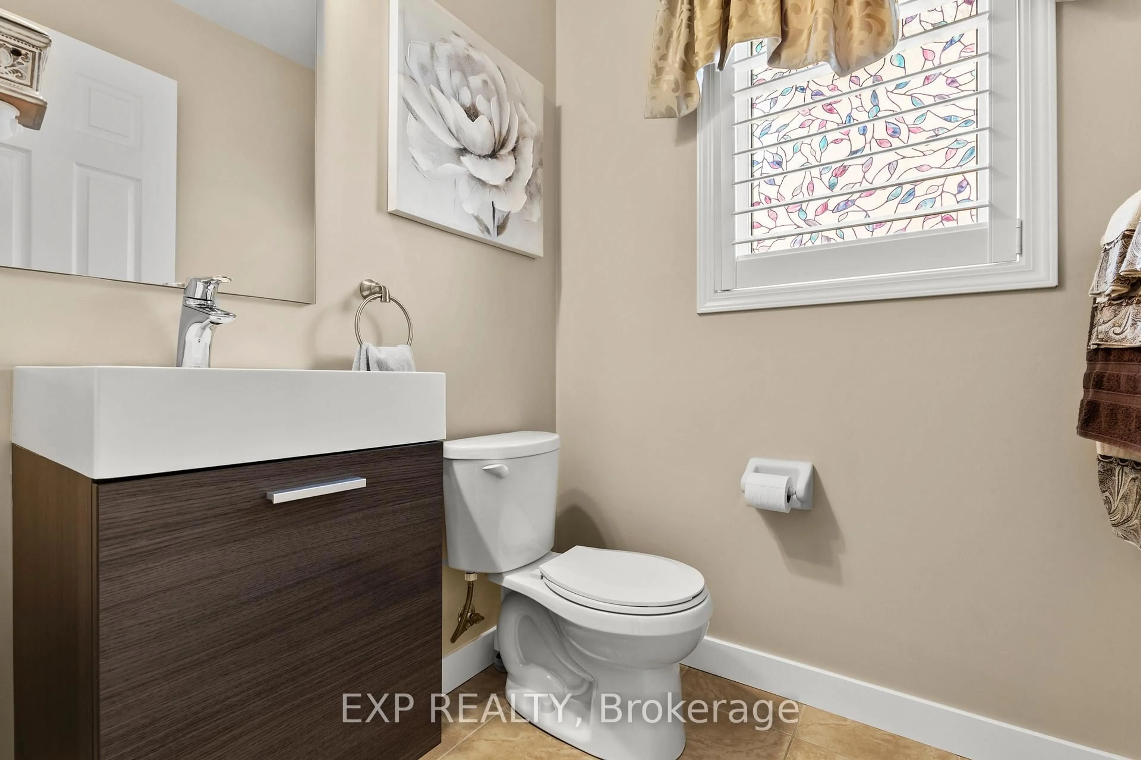 Standard bathroom, ceramic/tile floor for 8679 Dogwood Cres, Niagara Falls Ontario L2H 2Y6