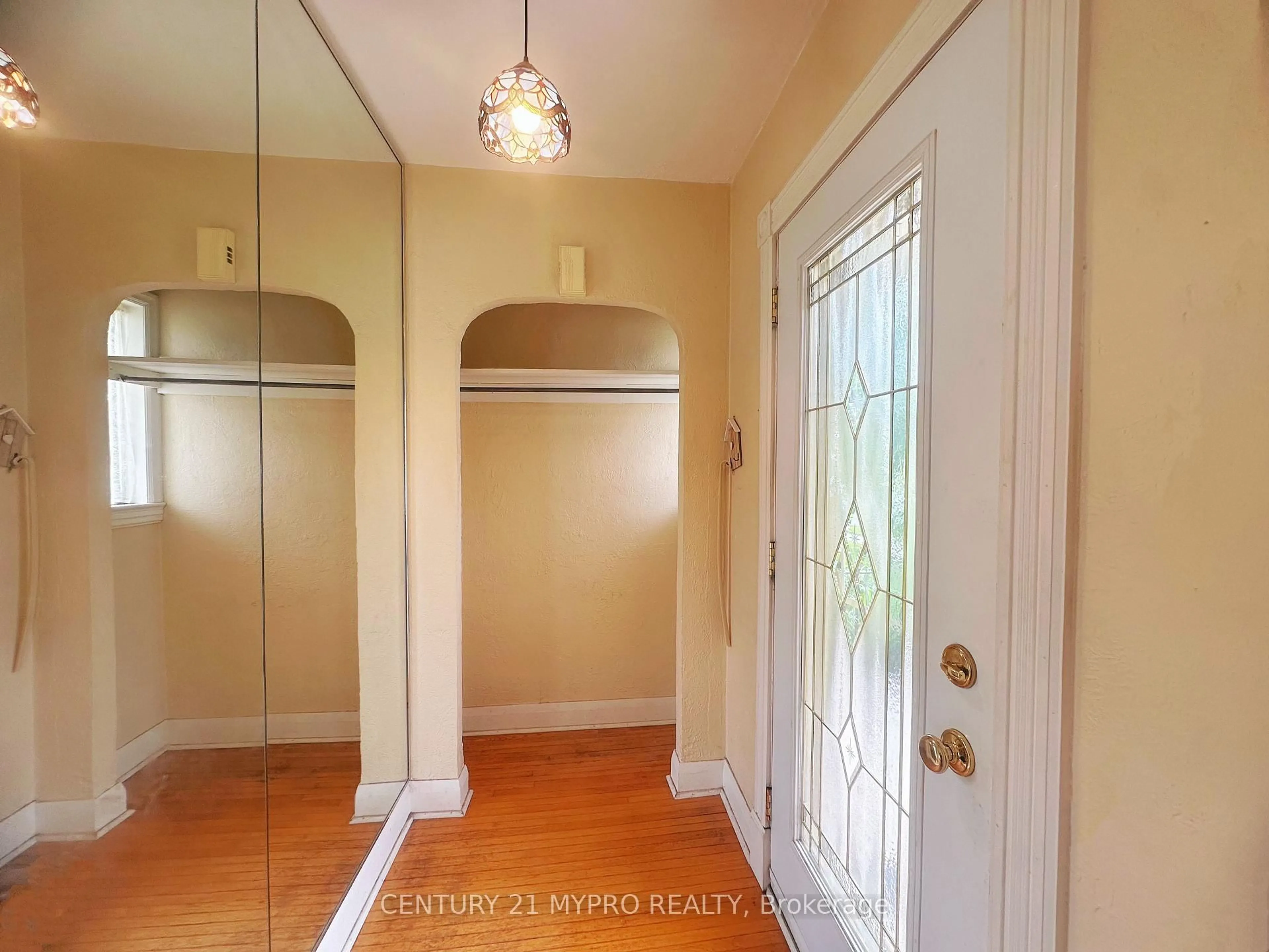 Indoor entryway for 170 Morrow St, Peterborough Ontario K9J 1X5