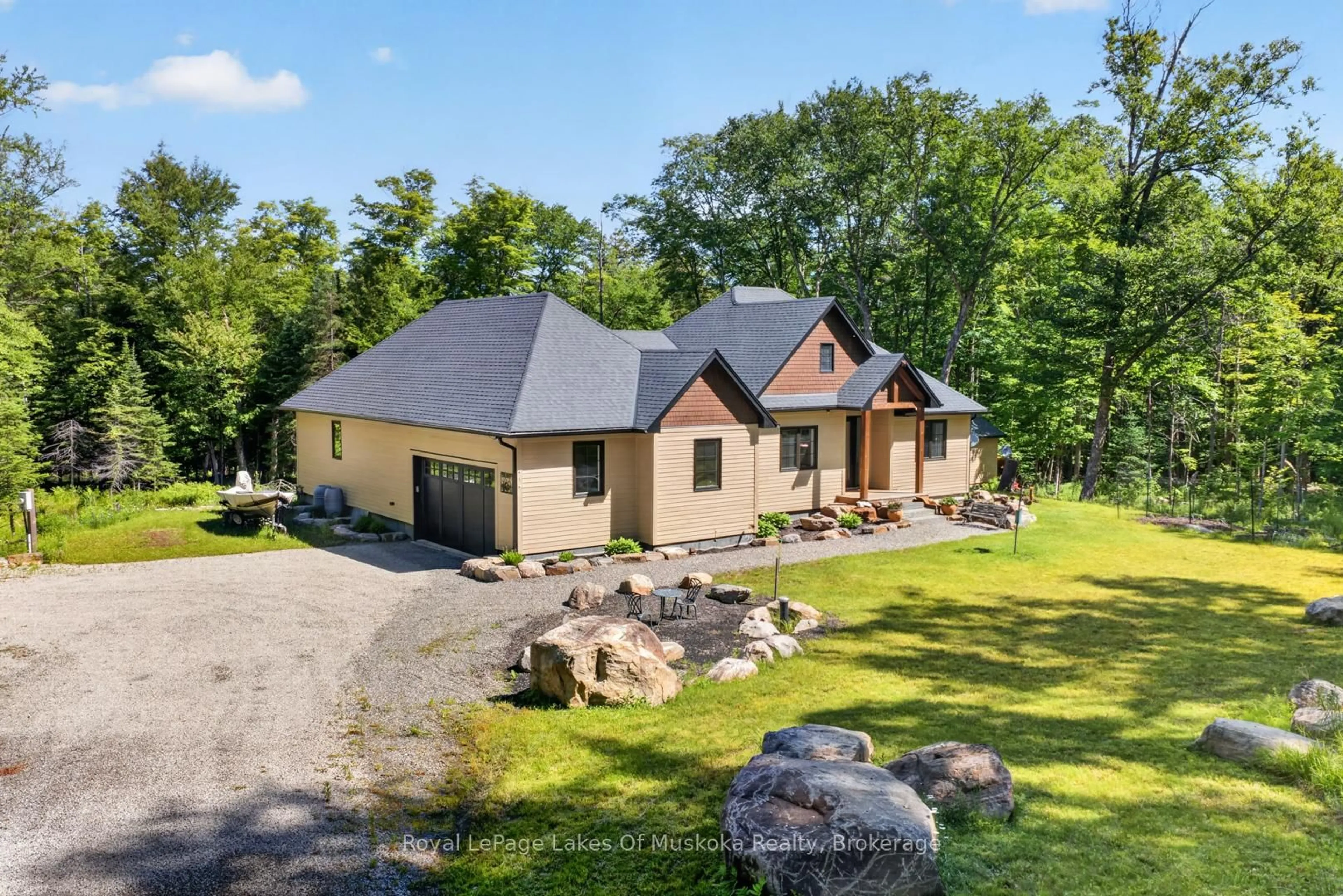 A pic from outside/outdoor area/front of a property/back of a property/a pic from drone, building for 1129 North Portage Rd, Lake of Bays Ontario P1H 2J6