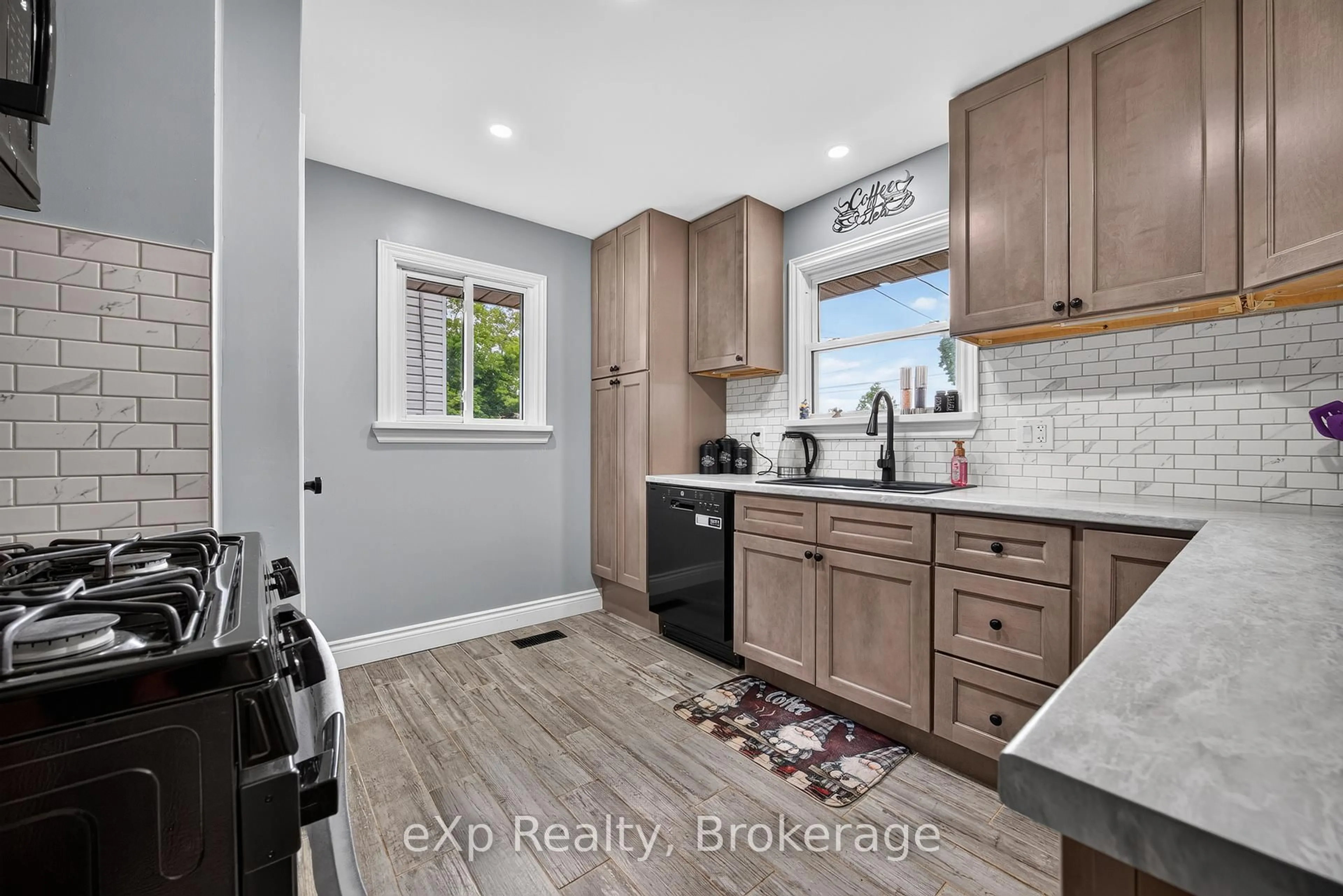 Open concept kitchen, ceramic/tile floor for 29 Concession St, Tillsonburg Ontario N4G 1N9