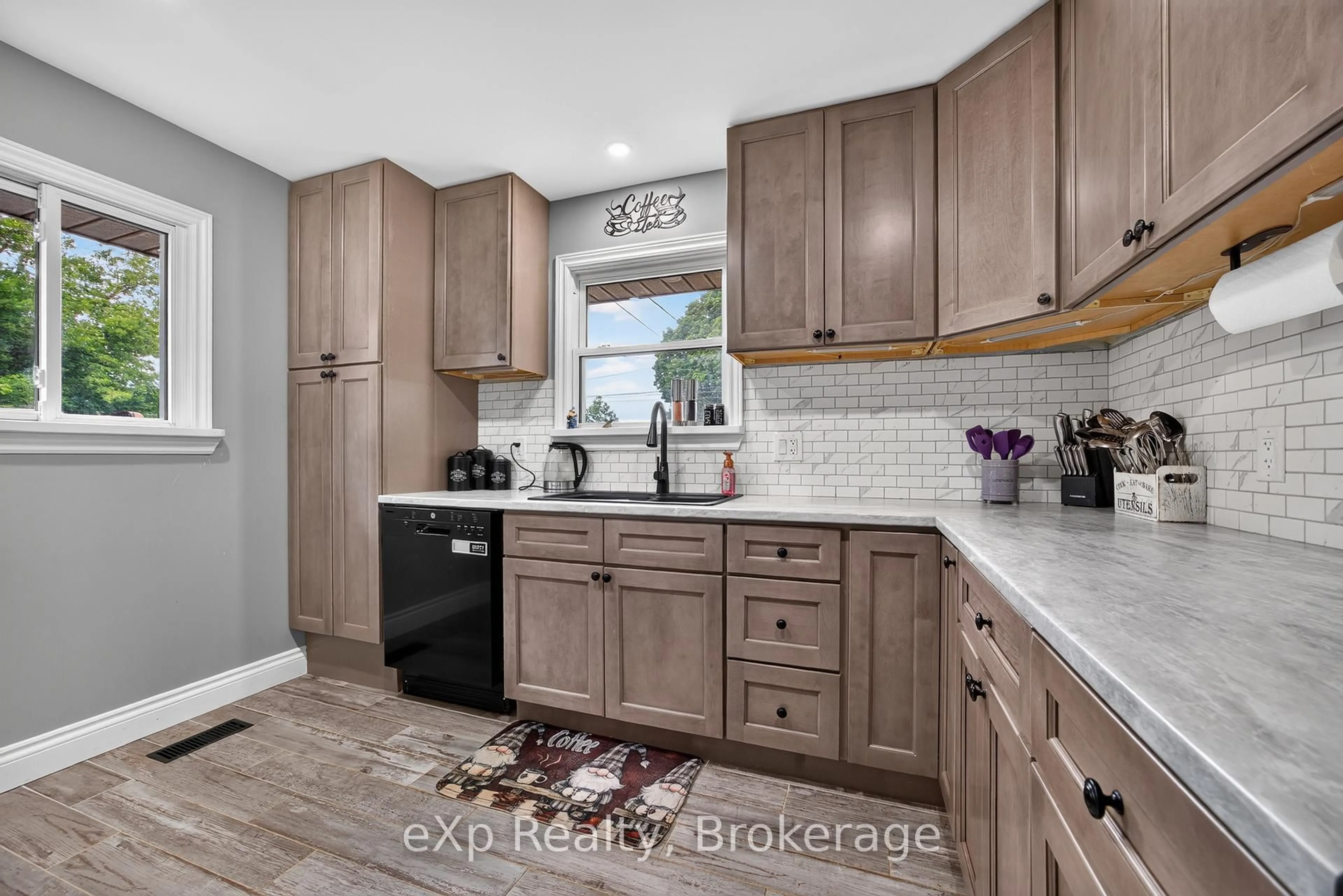 Open concept kitchen, ceramic/tile floor for 29 Concession St, Tillsonburg Ontario N4G 1N9