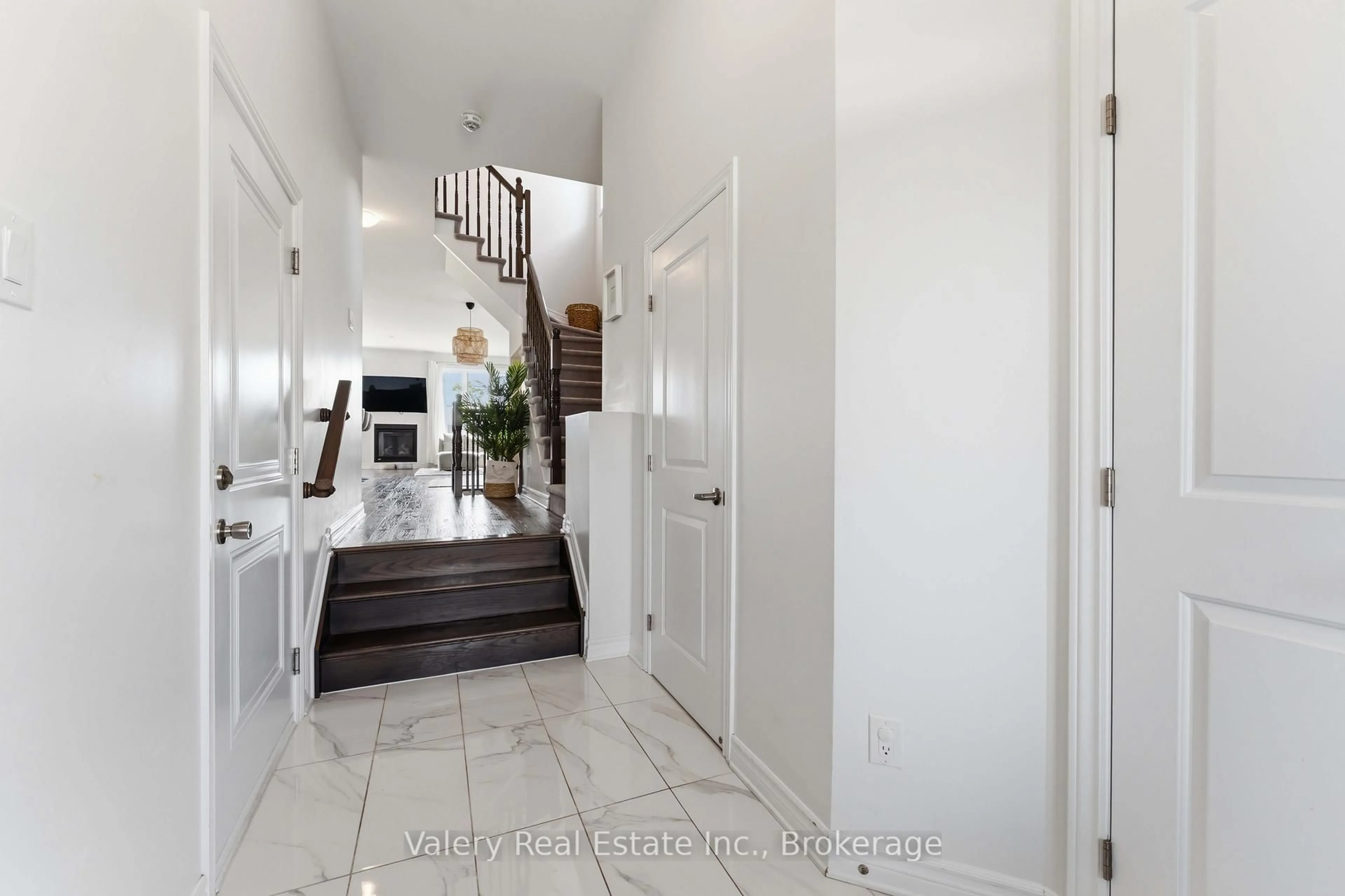 Indoor entryway for 441 Fernside St, Gloucester Ontario K1T 3W6