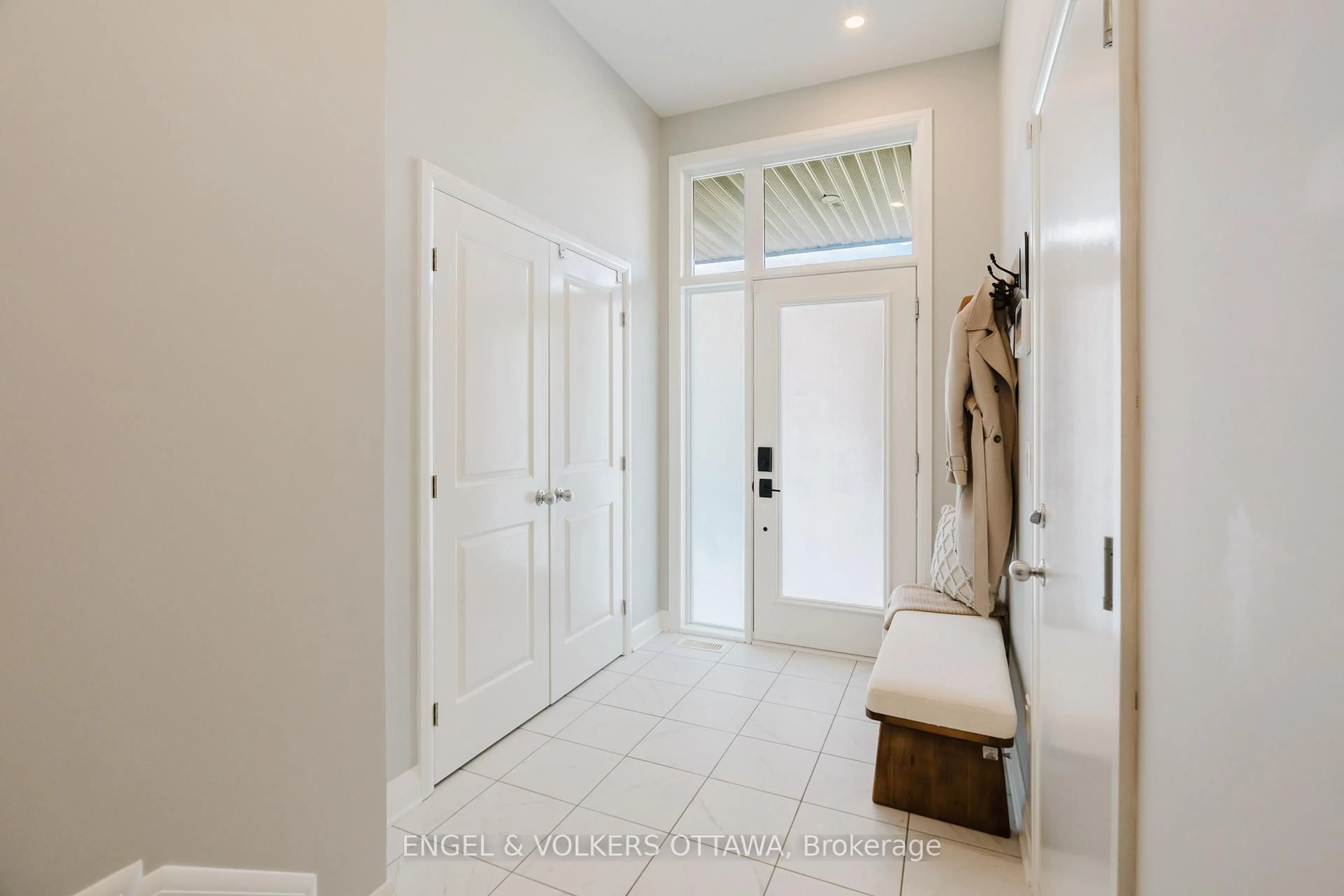 Indoor entryway for 512 Chene Way, Ottawa Ontario K1K 4Z1