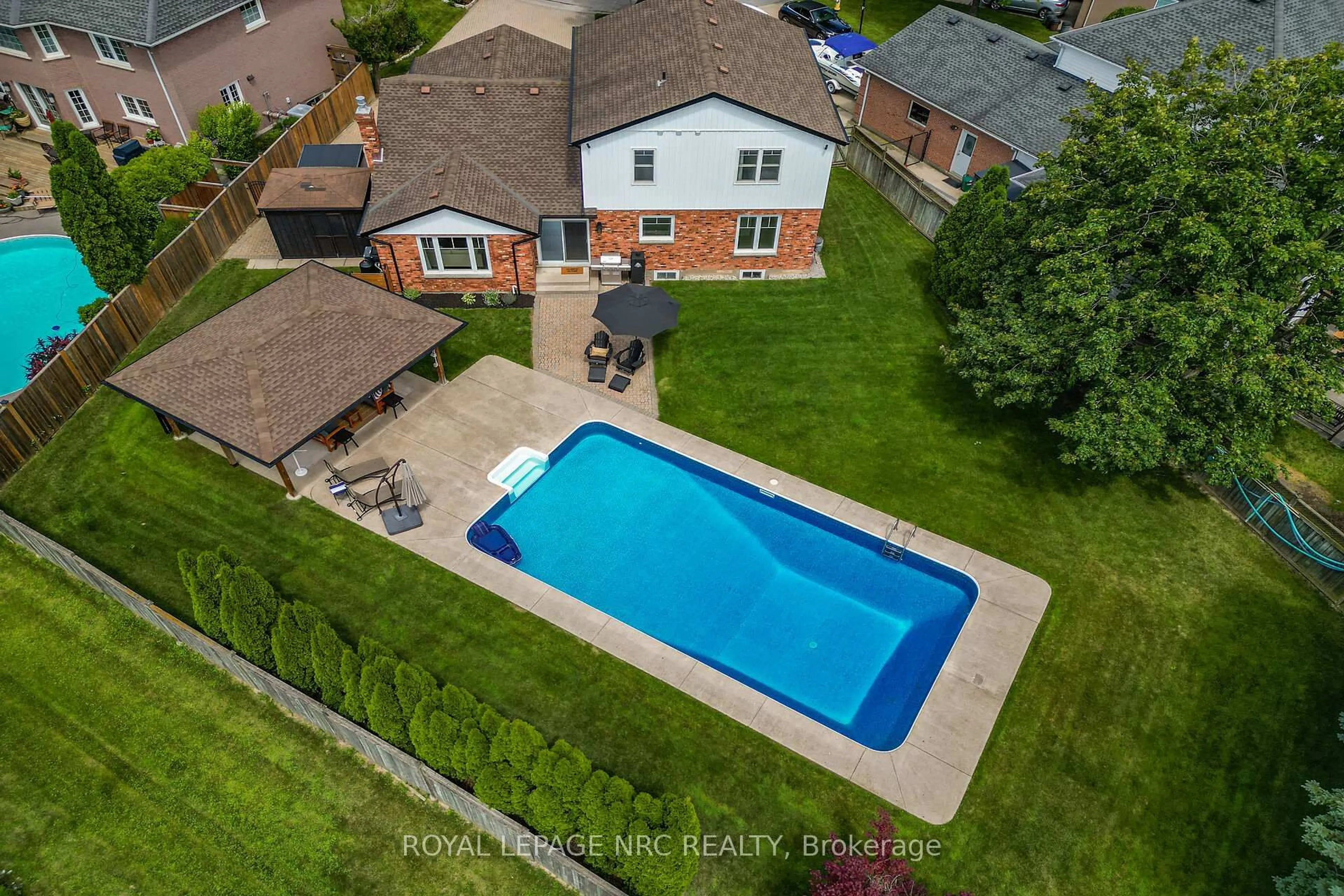 A pic from outside/outdoor area/front of a property/back of a property/a pic from drone, water/lake/river/ocean view for 14 Hearth Crt, Niagara-on-the-Lake Ontario L0S 1J0