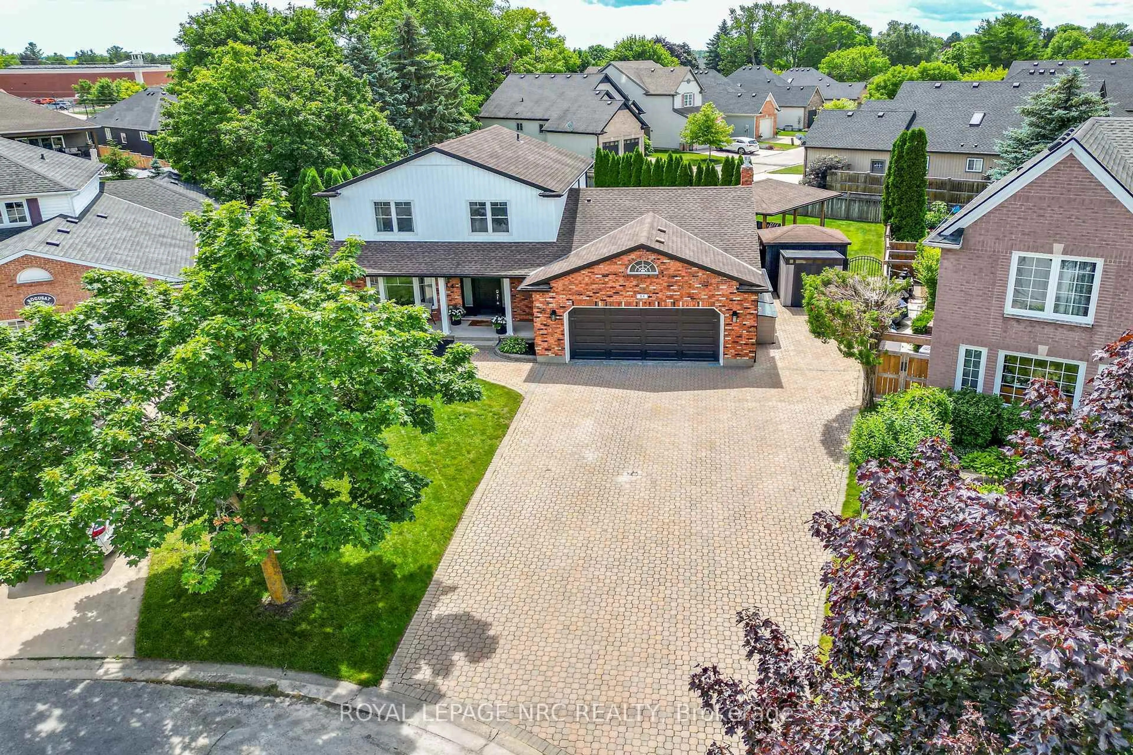 A pic from outside/outdoor area/front of a property/back of a property/a pic from drone, street for 14 Hearth Crt, Niagara-on-the-Lake Ontario L0S 1J0