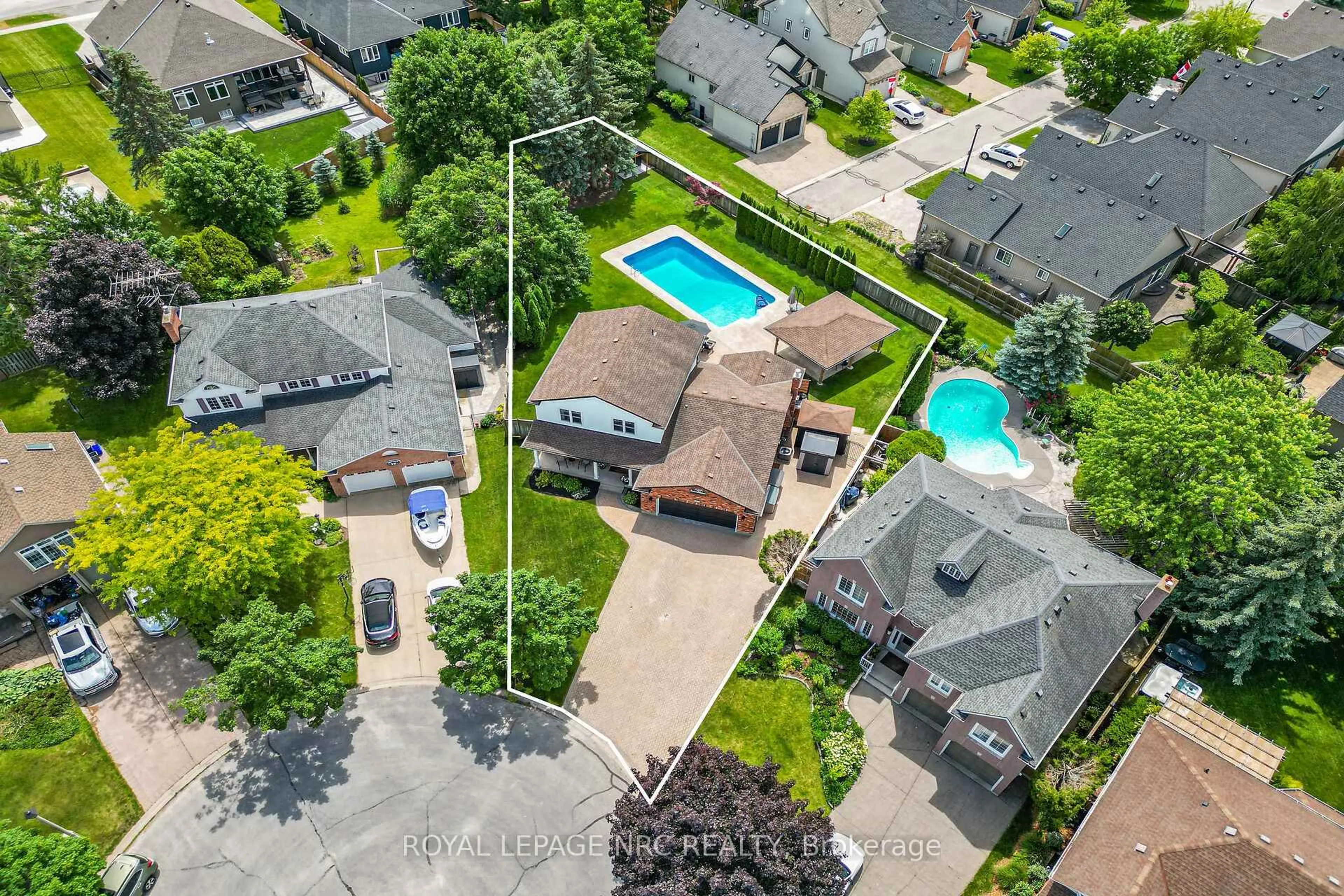 A pic from outside/outdoor area/front of a property/back of a property/a pic from drone, street for 14 Hearth Crt, Niagara-on-the-Lake Ontario L0S 1J0