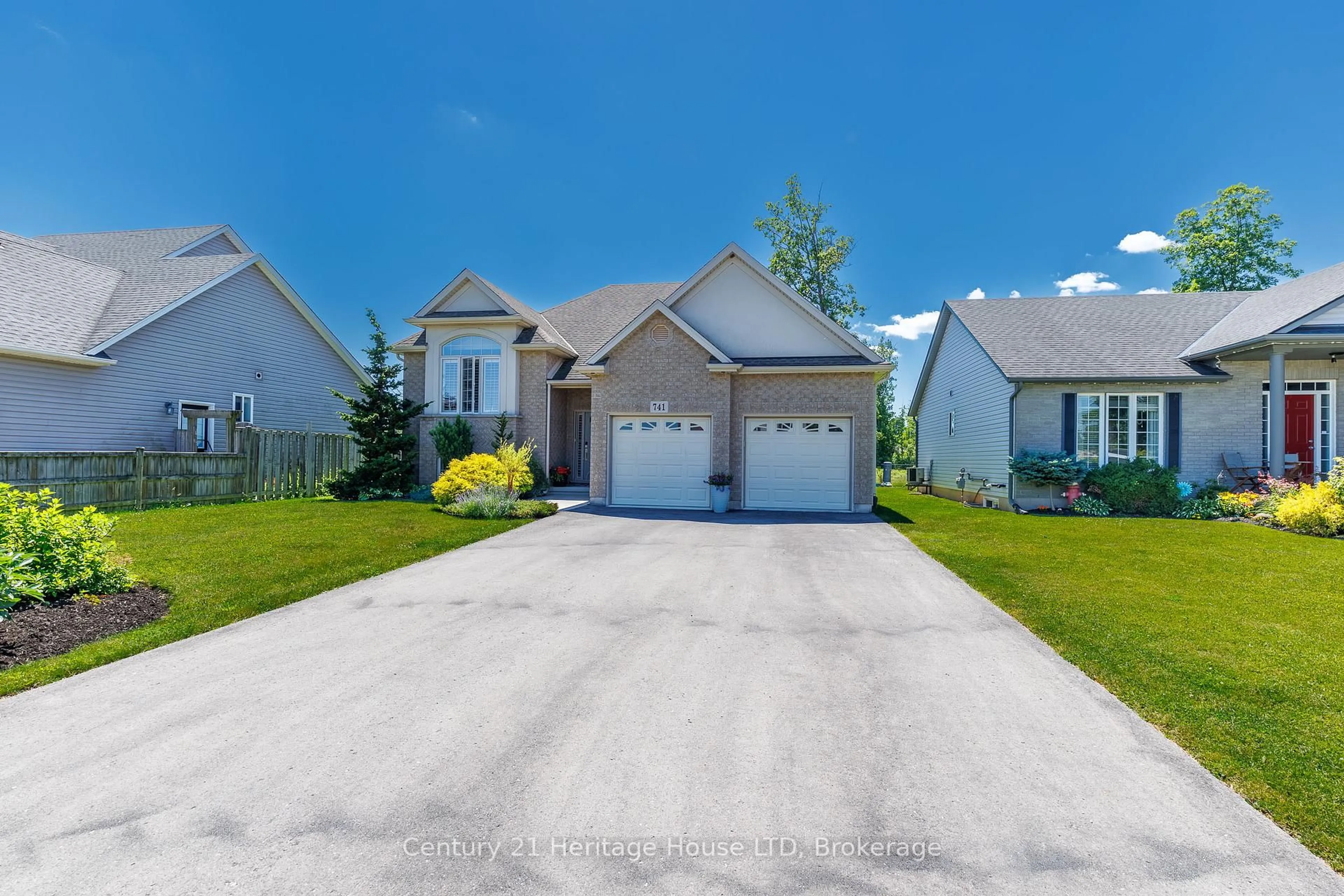 A pic from outside/outdoor area/front of a property/back of a property/a pic from drone, street for 741 Nancy Rd, Fort Erie Ontario L2A 6P8