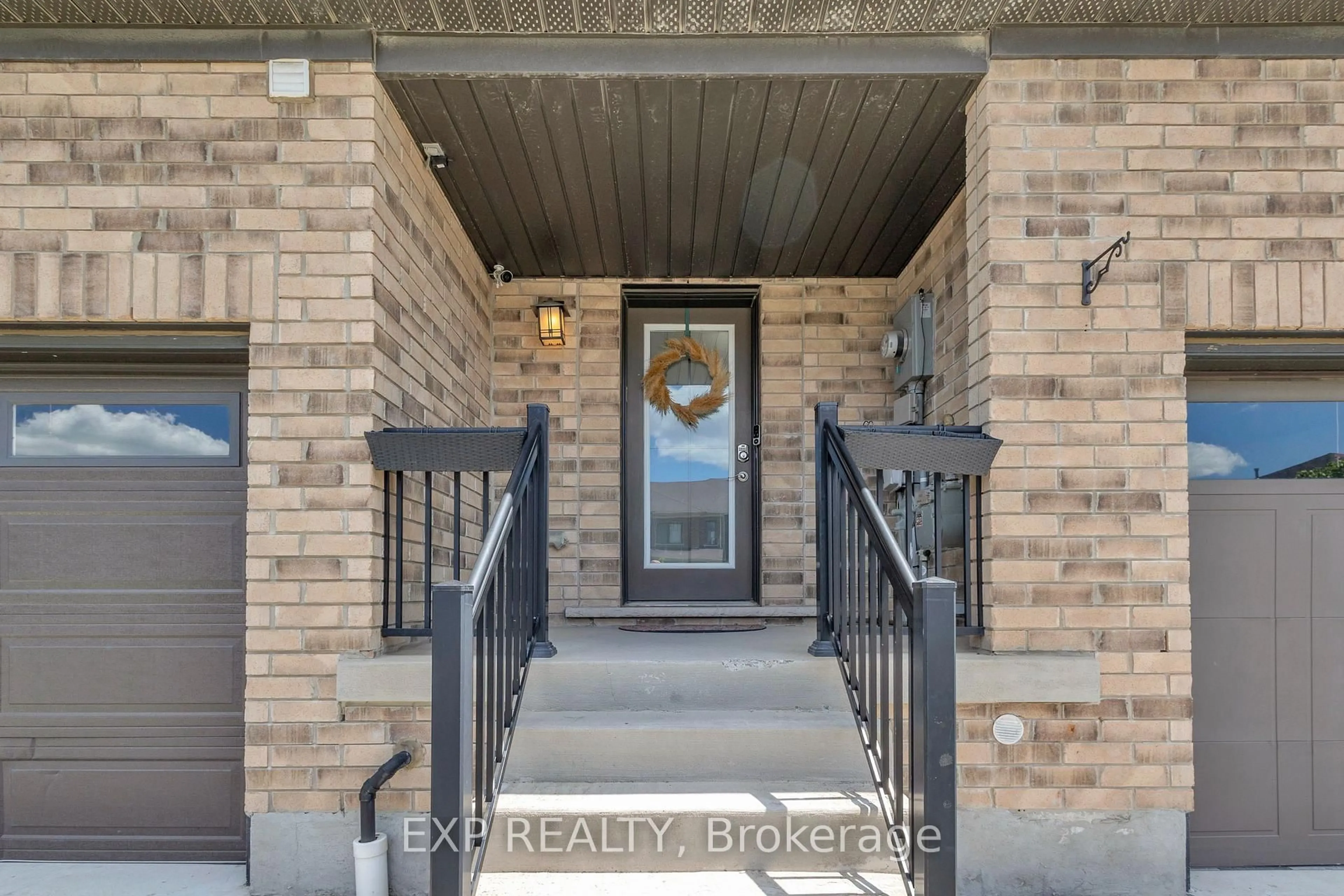 Indoor entryway for 6 Sherway St, Hamilton Ontario L8J 0J4