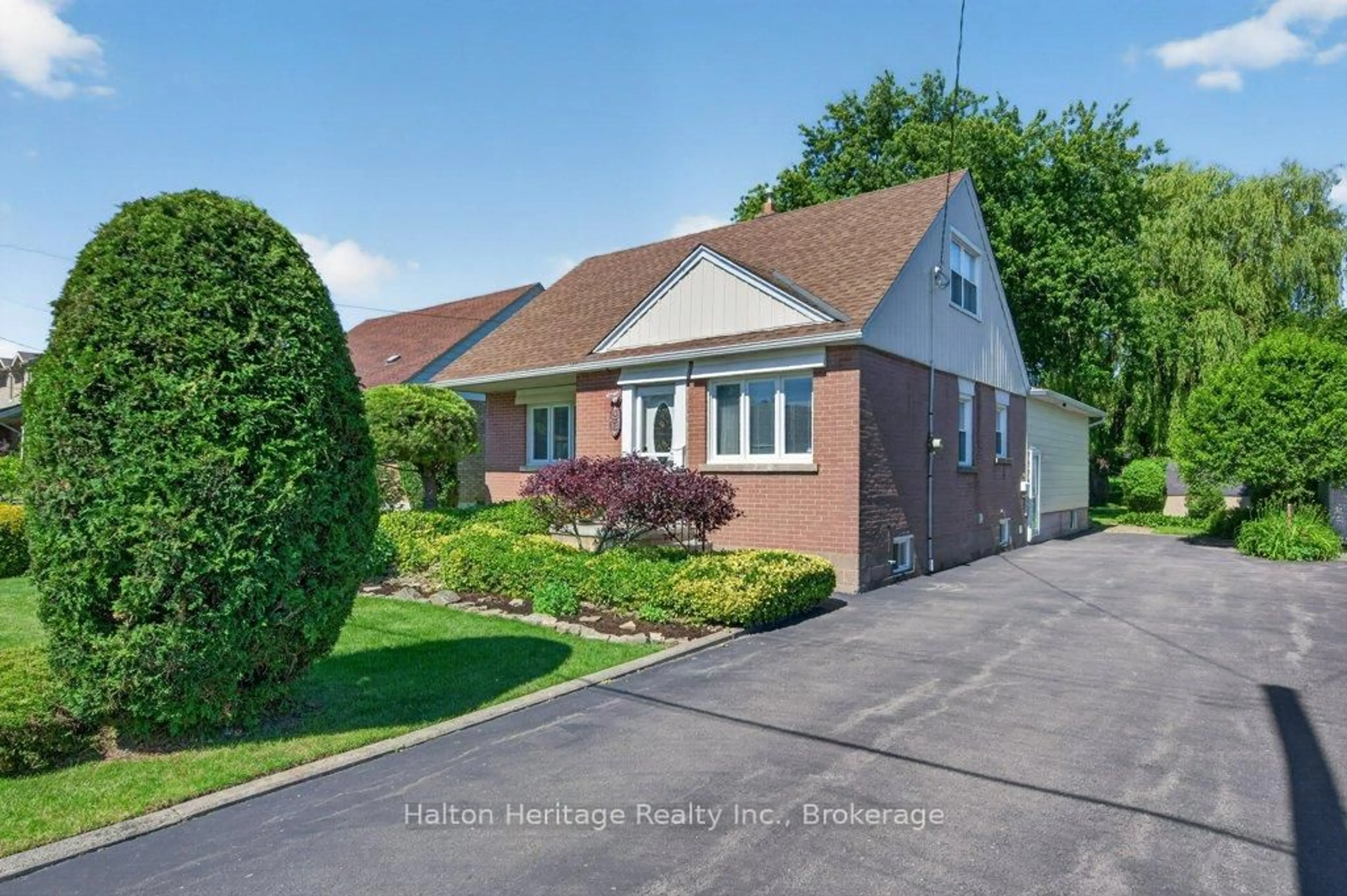 A pic from outside/outdoor area/front of a property/back of a property/a pic from drone, street for 476 East 37th St, Hamilton Ontario L8V 4B9