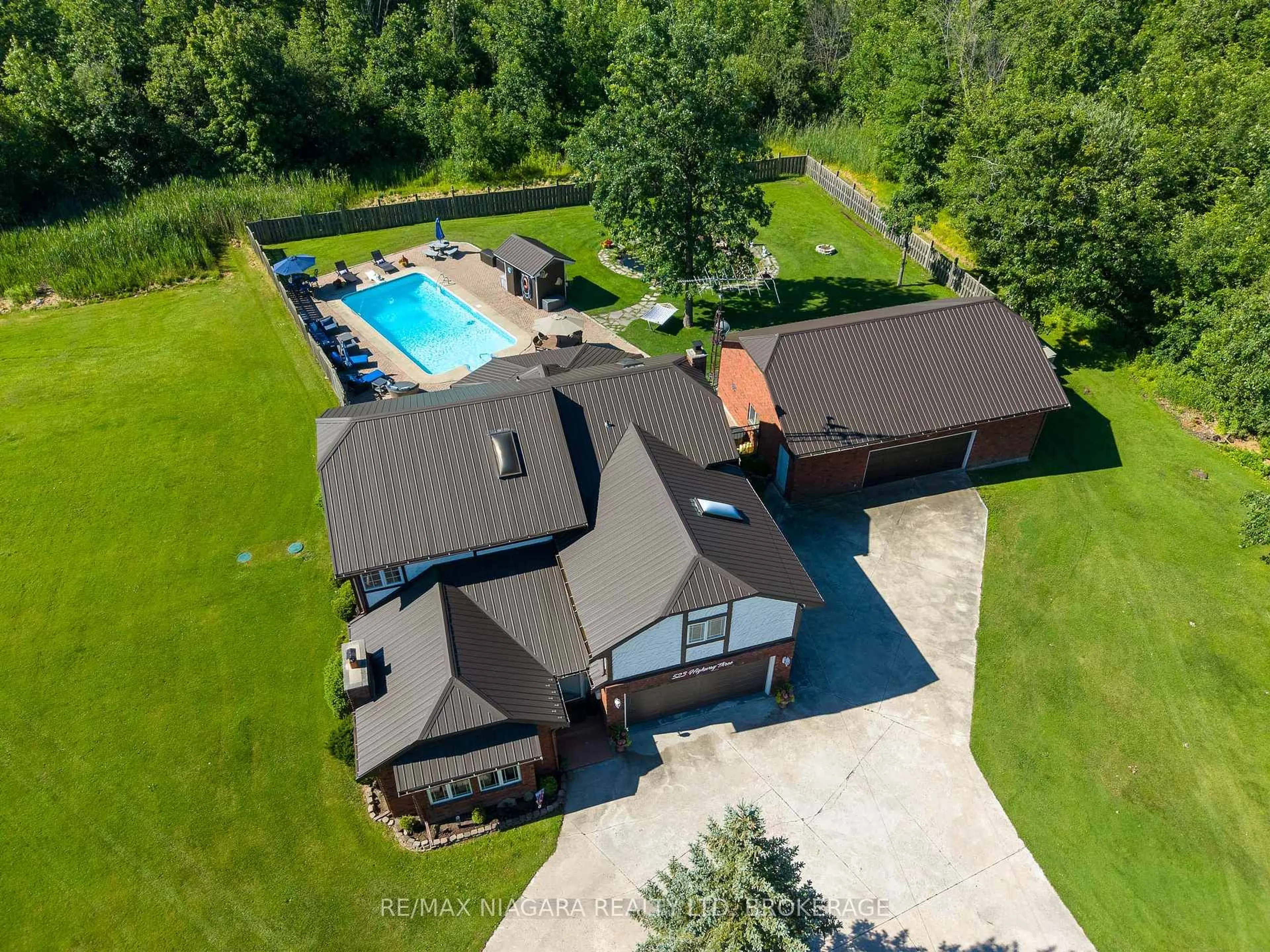 A pic from outside/outdoor area/front of a property/back of a property/a pic from drone, unknown for 523 Hwy 3, Port Colborne Ontario L3K 5V3