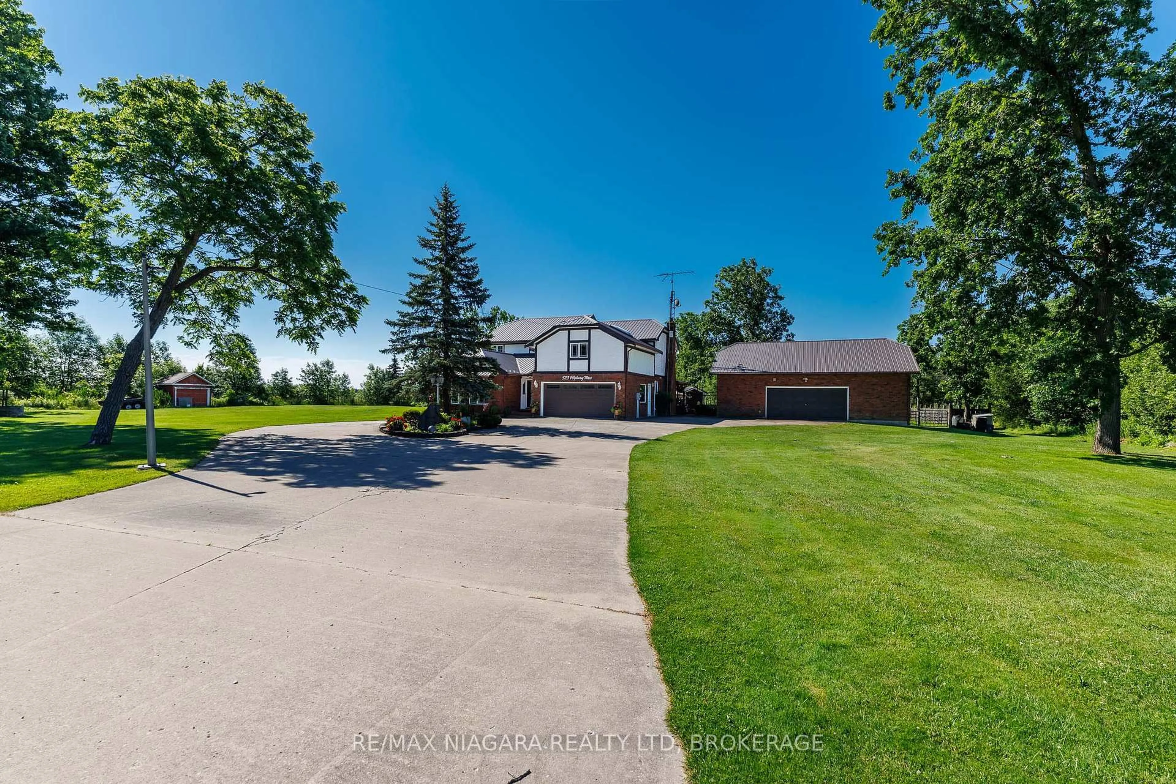 A pic from outside/outdoor area/front of a property/back of a property/a pic from drone, unknown for 523 Hwy 3, Port Colborne Ontario L3K 5V3