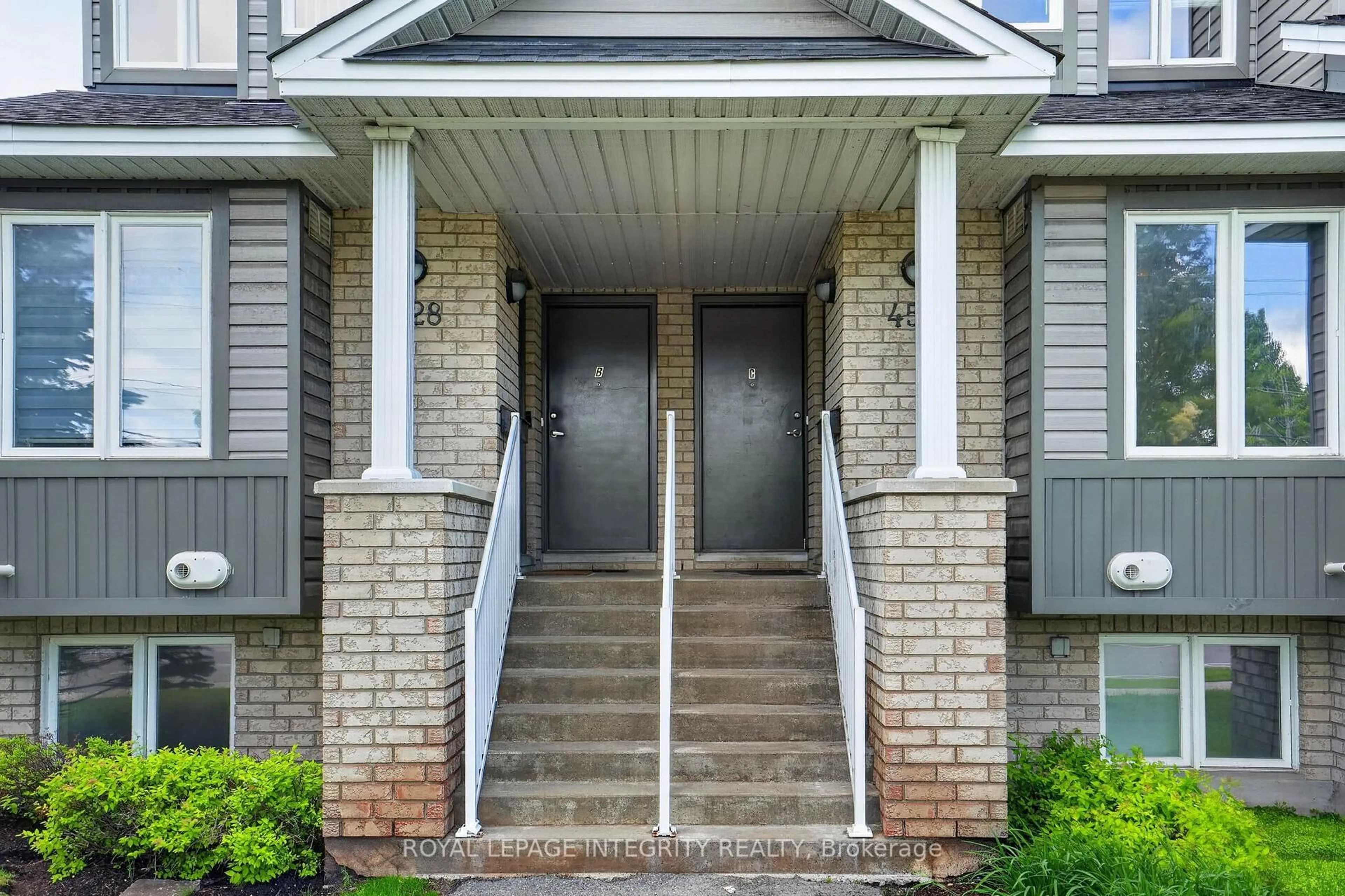 Indoor entryway for 4528 Innes Rd #C, Ottawa Ontario K4A 0X5