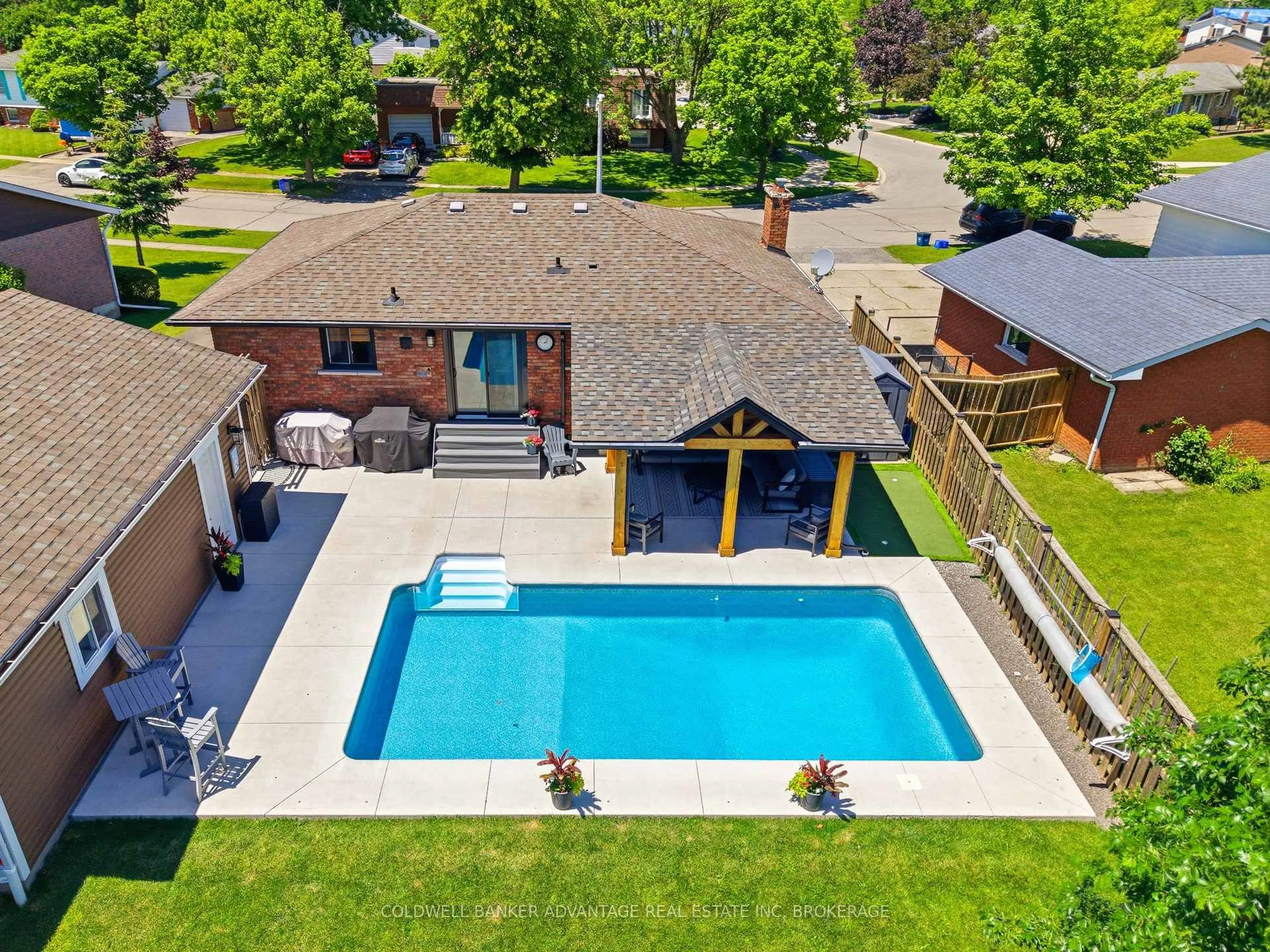 A pic from outside/outdoor area/front of a property/back of a property/a pic from drone, street for 40 Wellbrook Blvd, Welland Ontario L3C 5T4