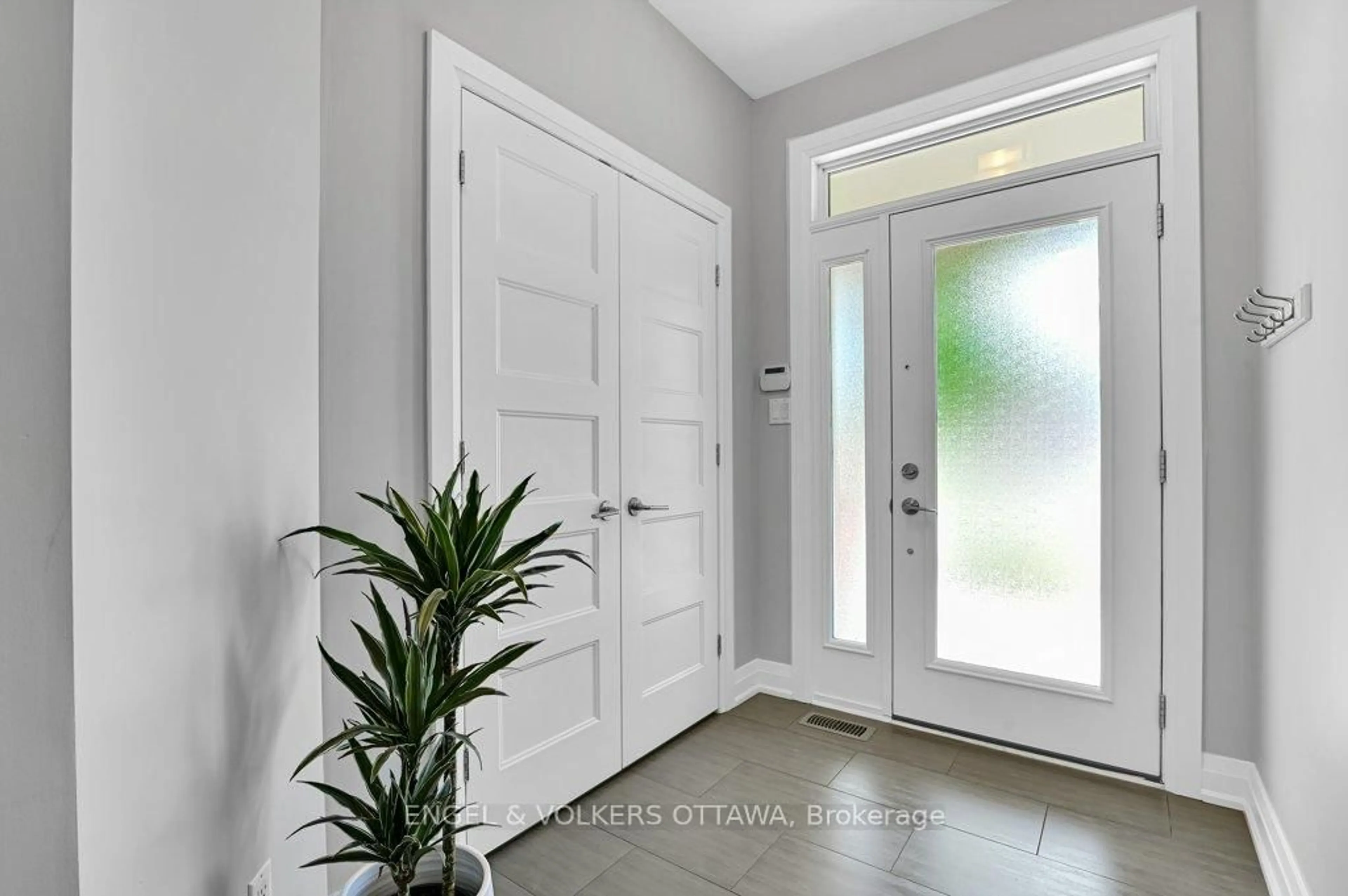 Indoor entryway for 331 Duncairn Ave, Ottawa Ontario K1Z 7H1