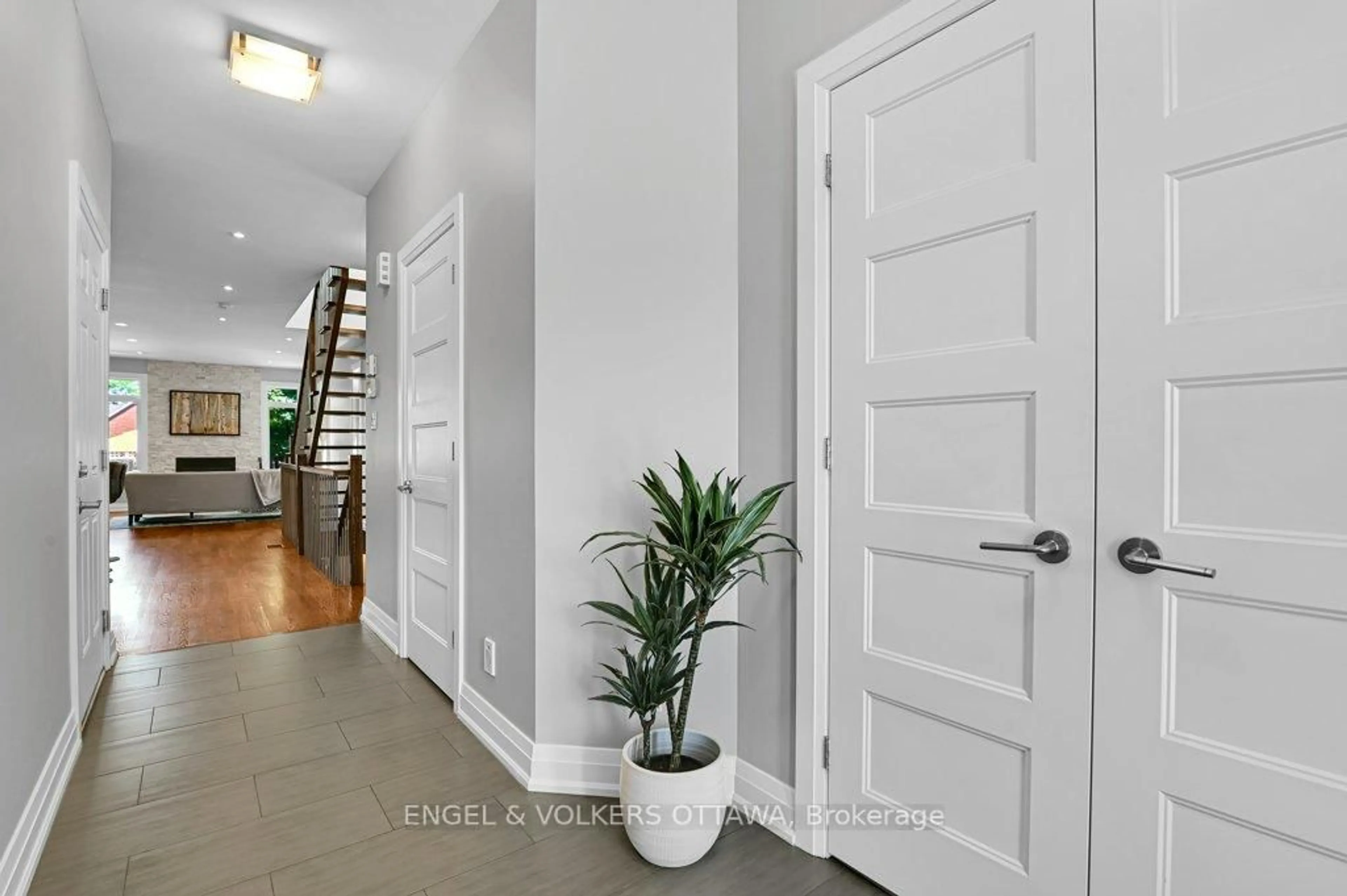 Indoor entryway for 331 Duncairn Ave, Ottawa Ontario K1Z 7H1